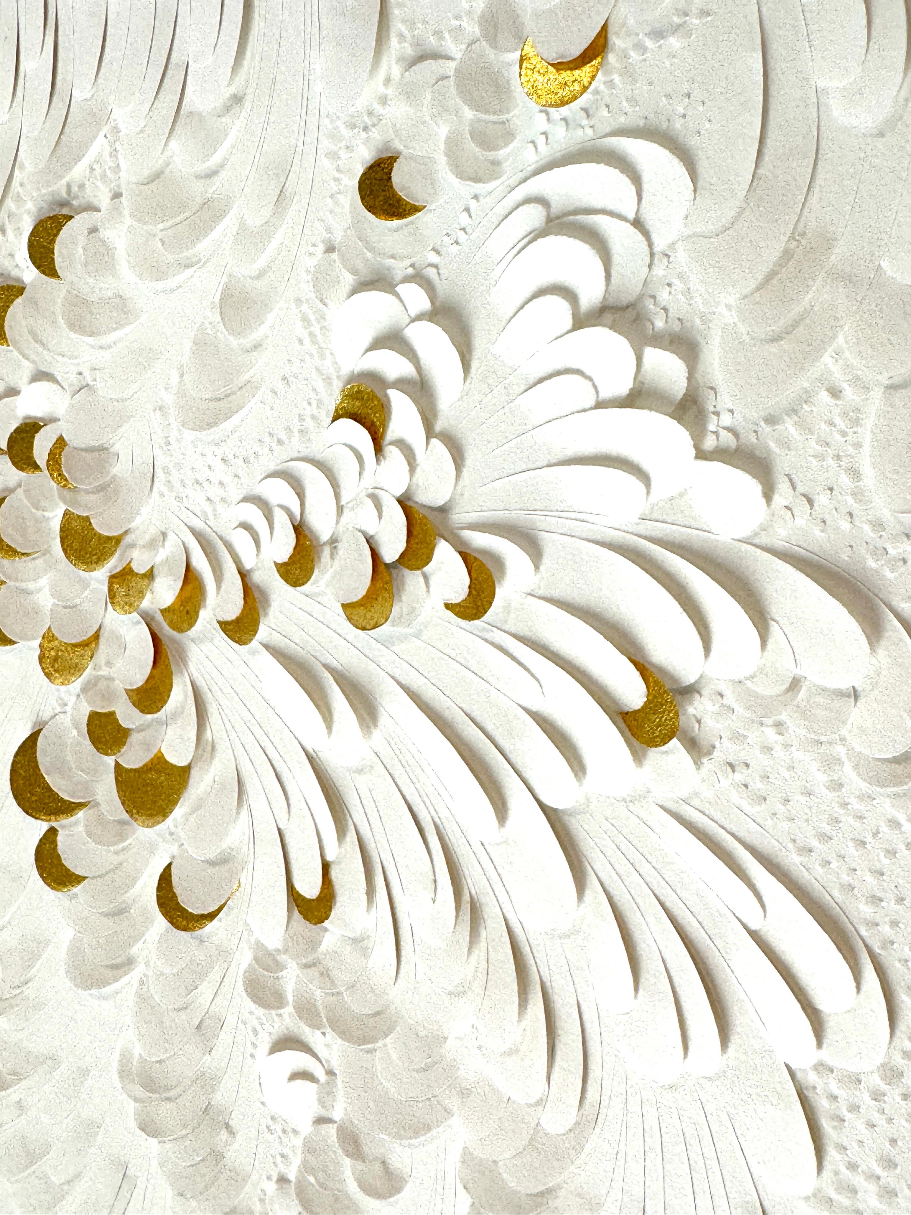 Dittico in carta di cotone scolpita con dettagli in foglia d'oro 23k e motivi floreali in vendita 10