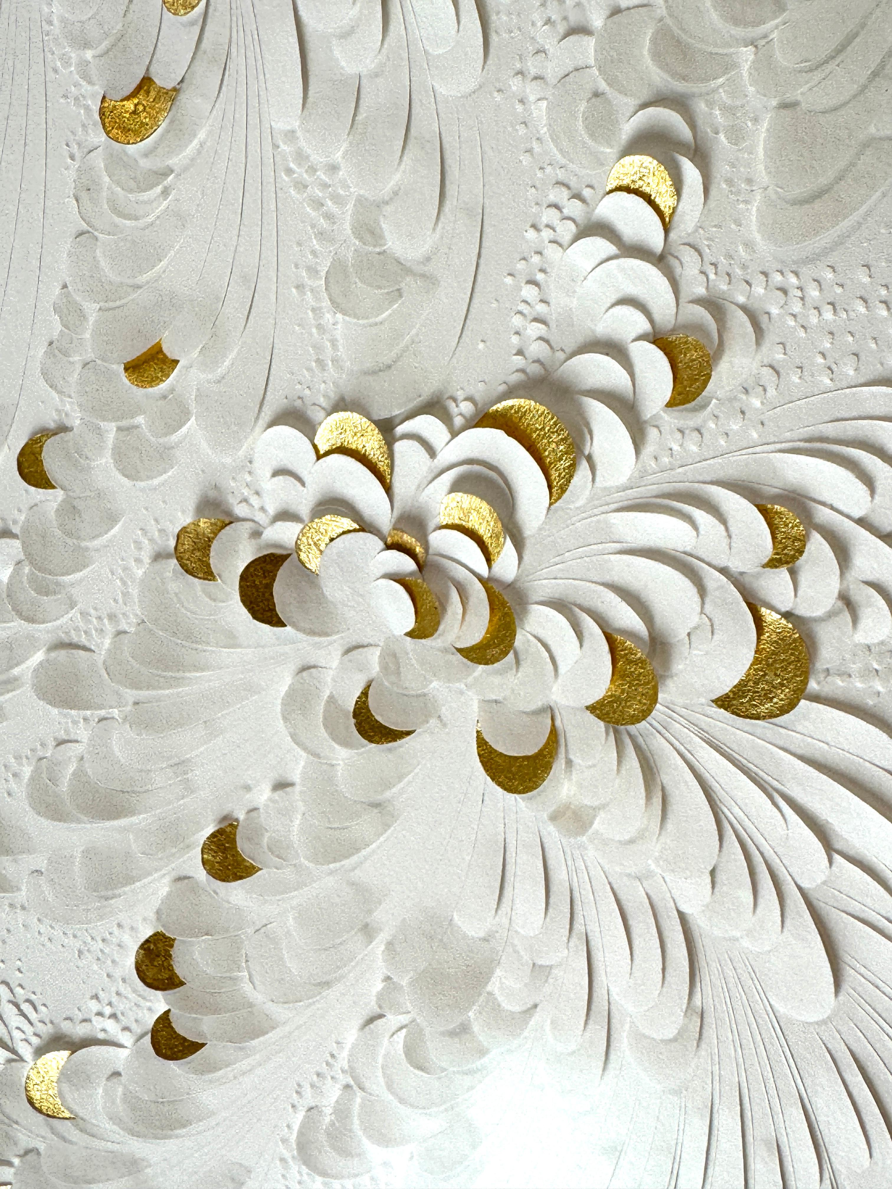 Dittico in carta di cotone scolpita con dettagli in foglia d'oro 23k e motivi floreali in vendita 9