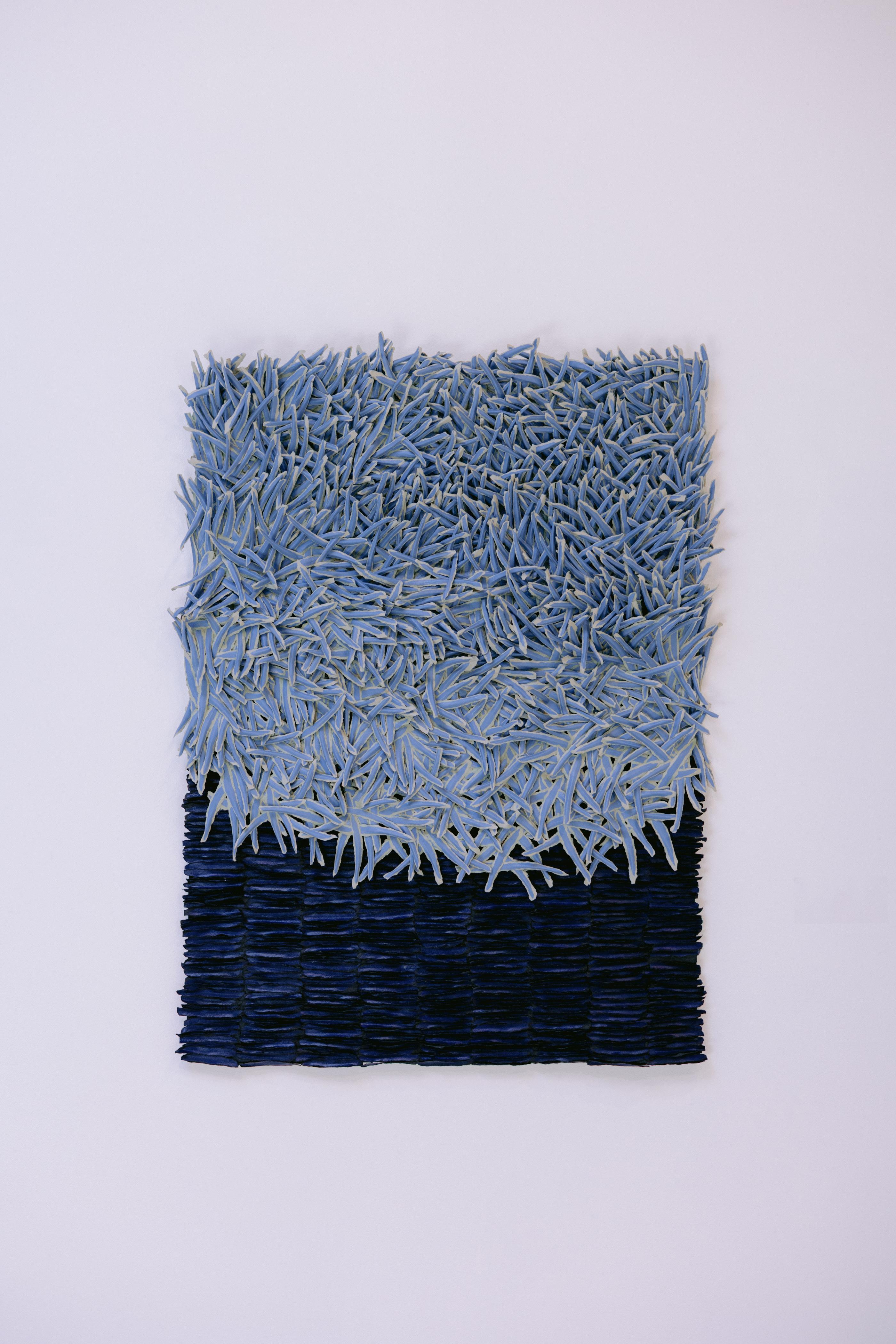 Abstraktes Texturpapier-Kunstwerk in Blau, 2025 im Angebot 1