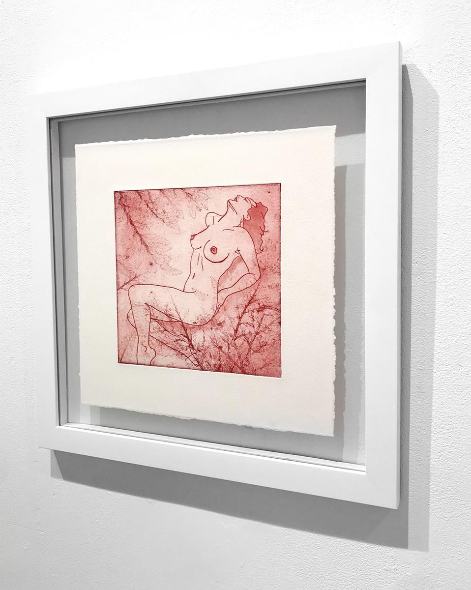 „Mädchen in Rot“ Intaglio-Radierung und Aquarellmalerei auf Baumwollpapier, figurativ, Akt (Zeitgenössisch), Art, von Indira Cesarine