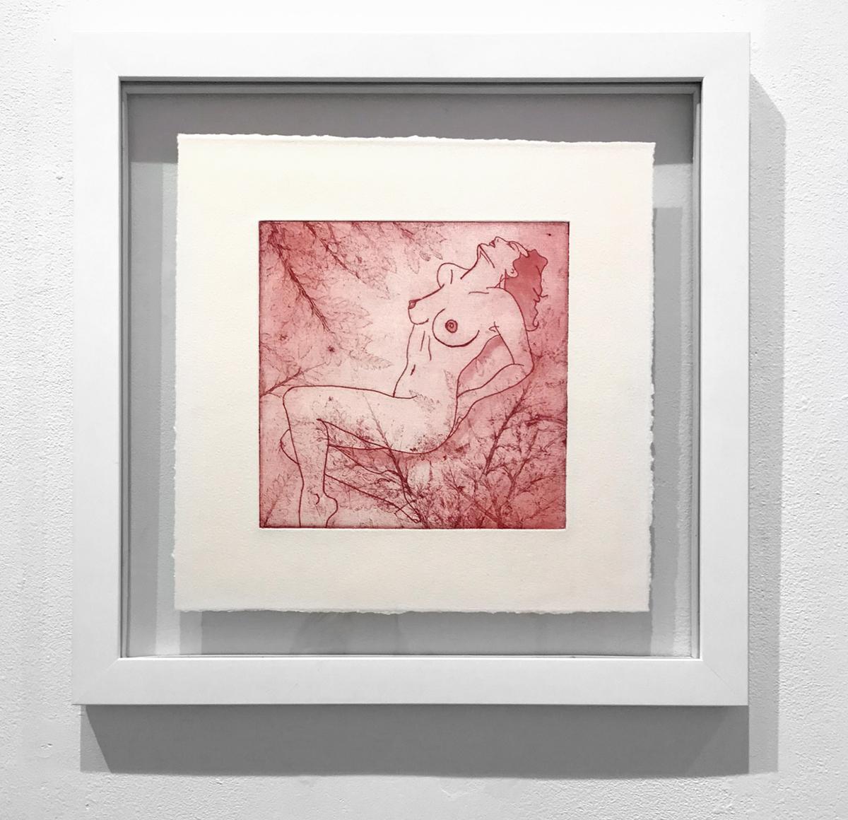 „Mädchen in Rot“ Intaglio-Radierung und Aquarellmalerei auf Baumwollpapier, figurativ, Akt – Art von Indira Cesarine