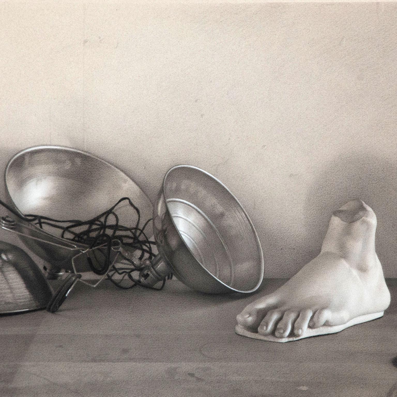 Claudio Bravo (1936-2011) ist ein bekannter chilenischer Künstler, der vor allem für seine akribischen hyperrealistischen Werke bekannt ist. Bravo wird für seine filigrane Präzision gefeiert, mit der er seine ausgesprochen surrealen und traumhaften