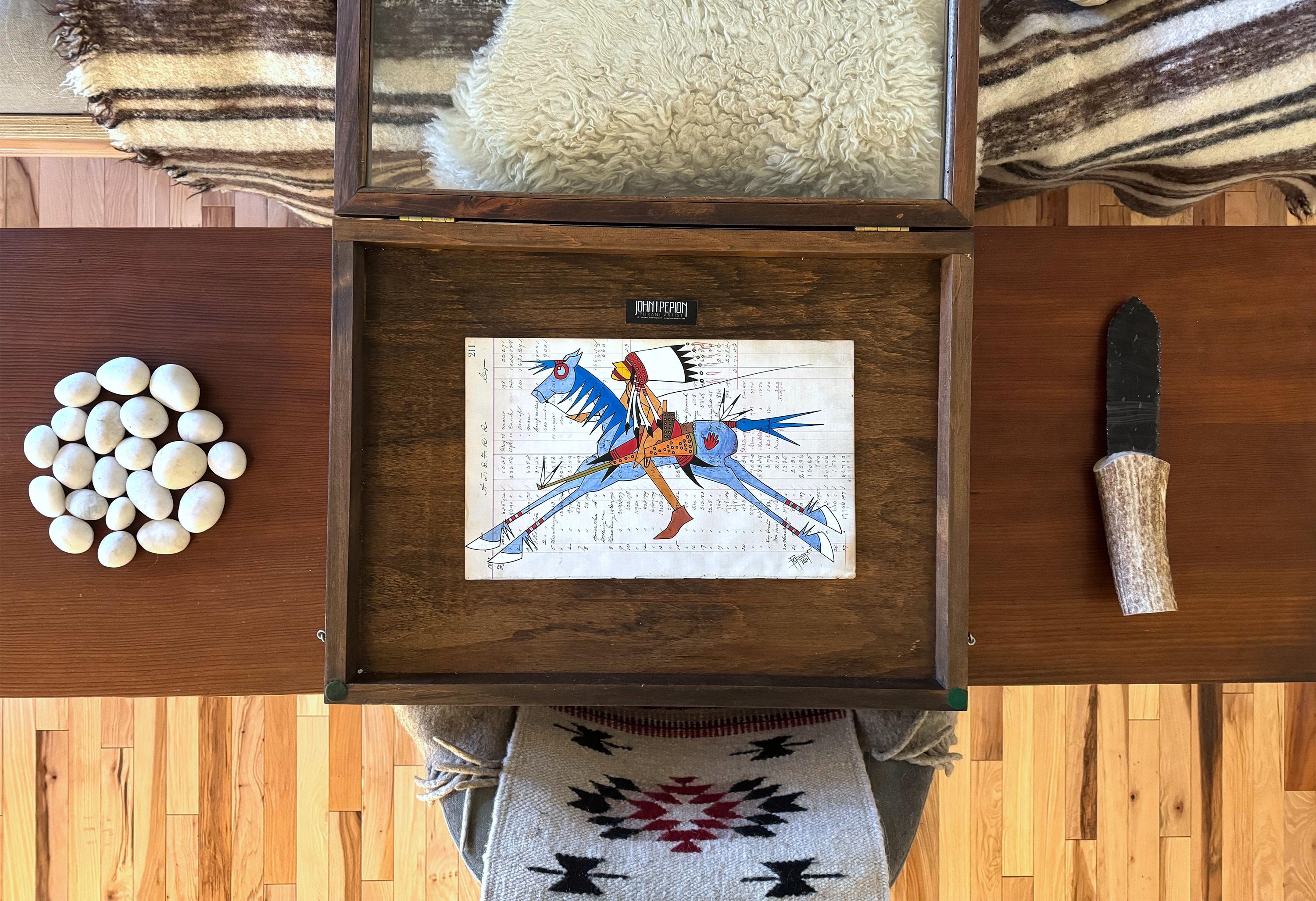 Un pezzo unico. John Isaiah Pepion è un noto artista indigeno contemporaneo e un rinomato artista grafico, muralista ed educatore con sede nella Nazione Blackfeet.  (Banda Piikani della Blackfoot Confederacy) nel Montana settentrionale.  La sua arte