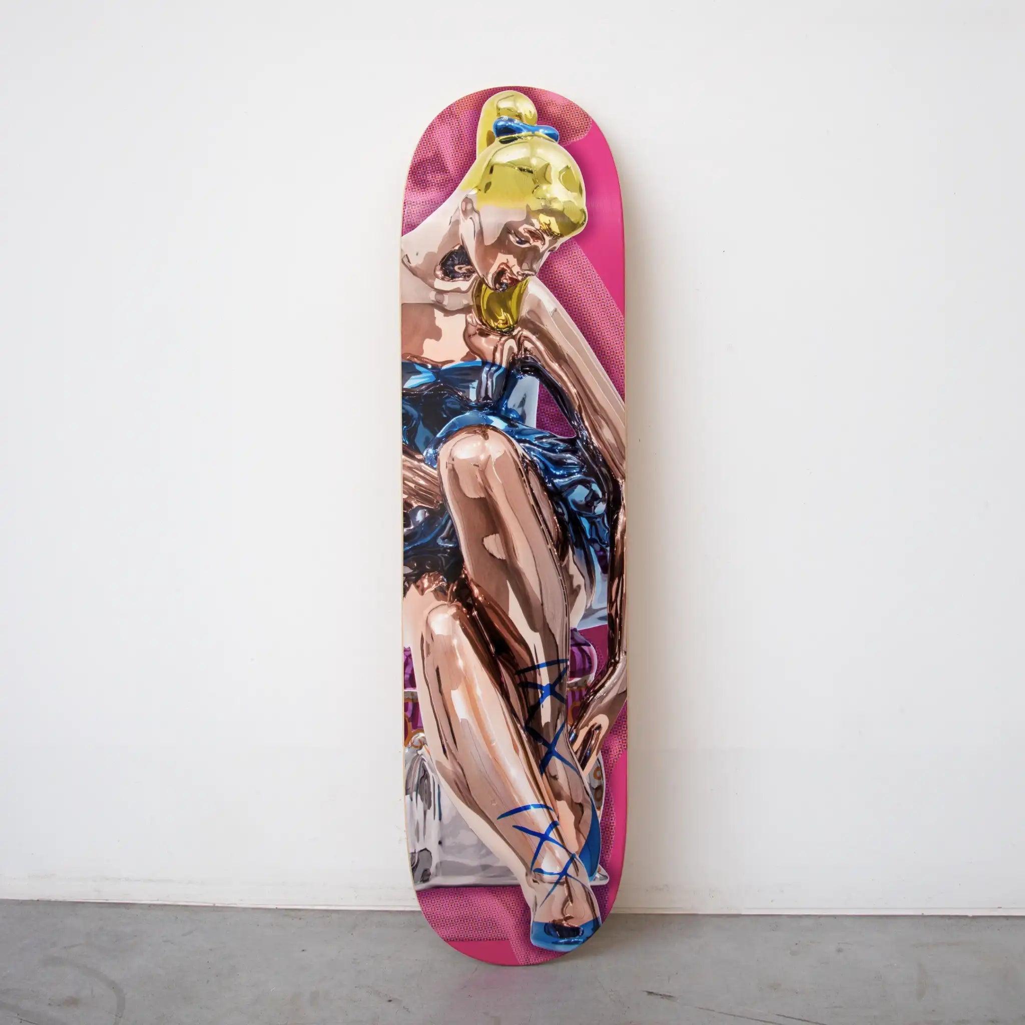 Jeff Koons
Monopatín Bailarina Sentada, 2025
Impresión digital de alta calidad sobre arce canadiense, estampado en lámina de plata. 
Incluye Certificado de Autenticidad
Sk8ology Cubierta flotante invisible para monopatín Soporte de pared a presión