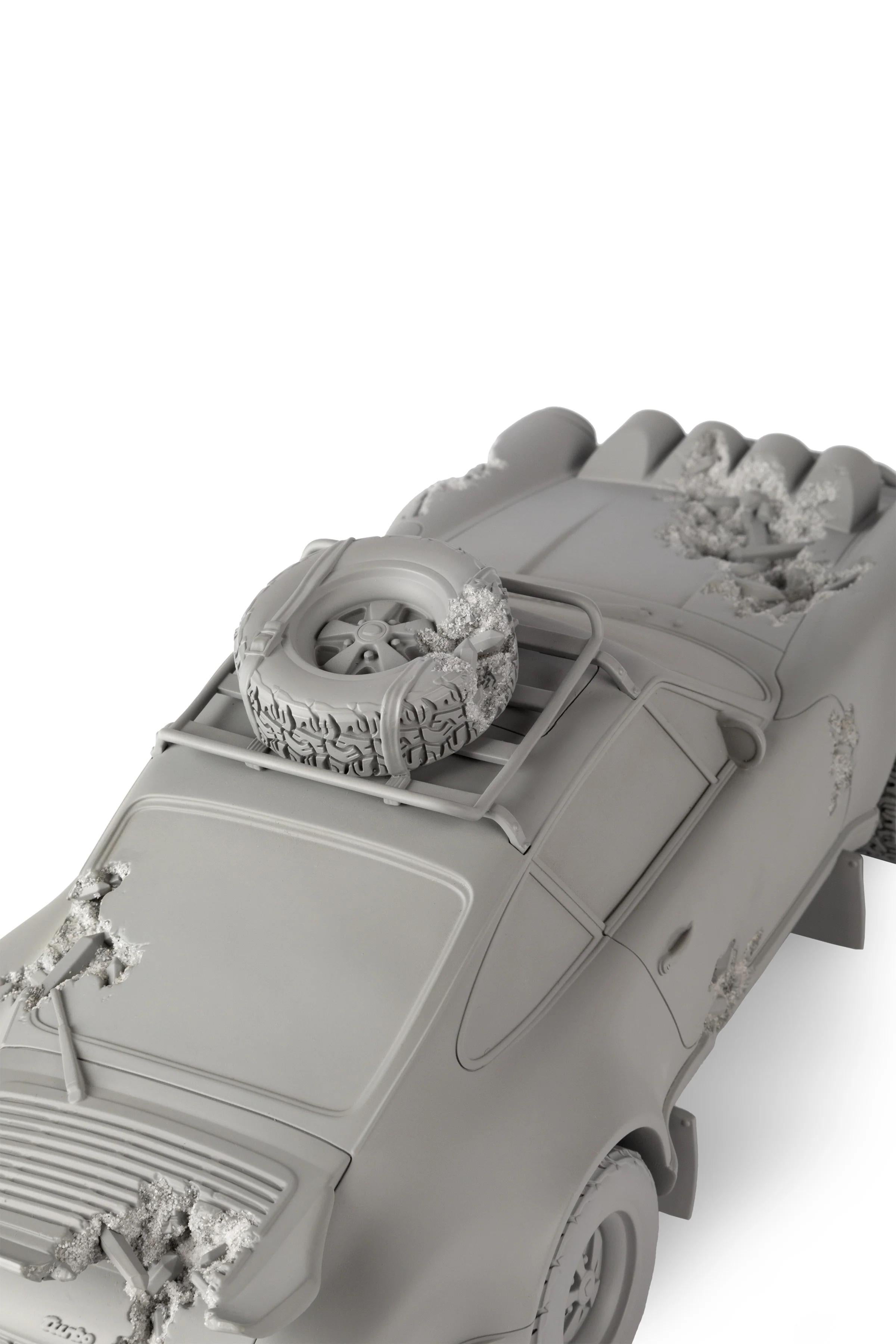 ERODIERTE SAFARI, 2022 
Kunstharz, Gips und Aluminiumoxid 
12 × 5 3/10 × 4 1/2 in / 30.5 × 13.5 × 11.5 cm 
Auflage von 500 Stück  

Die Serie Eroded von Daniel Arsham ist eine beeindruckende Reihe skulpturaler Werke, die industrielles Design mit