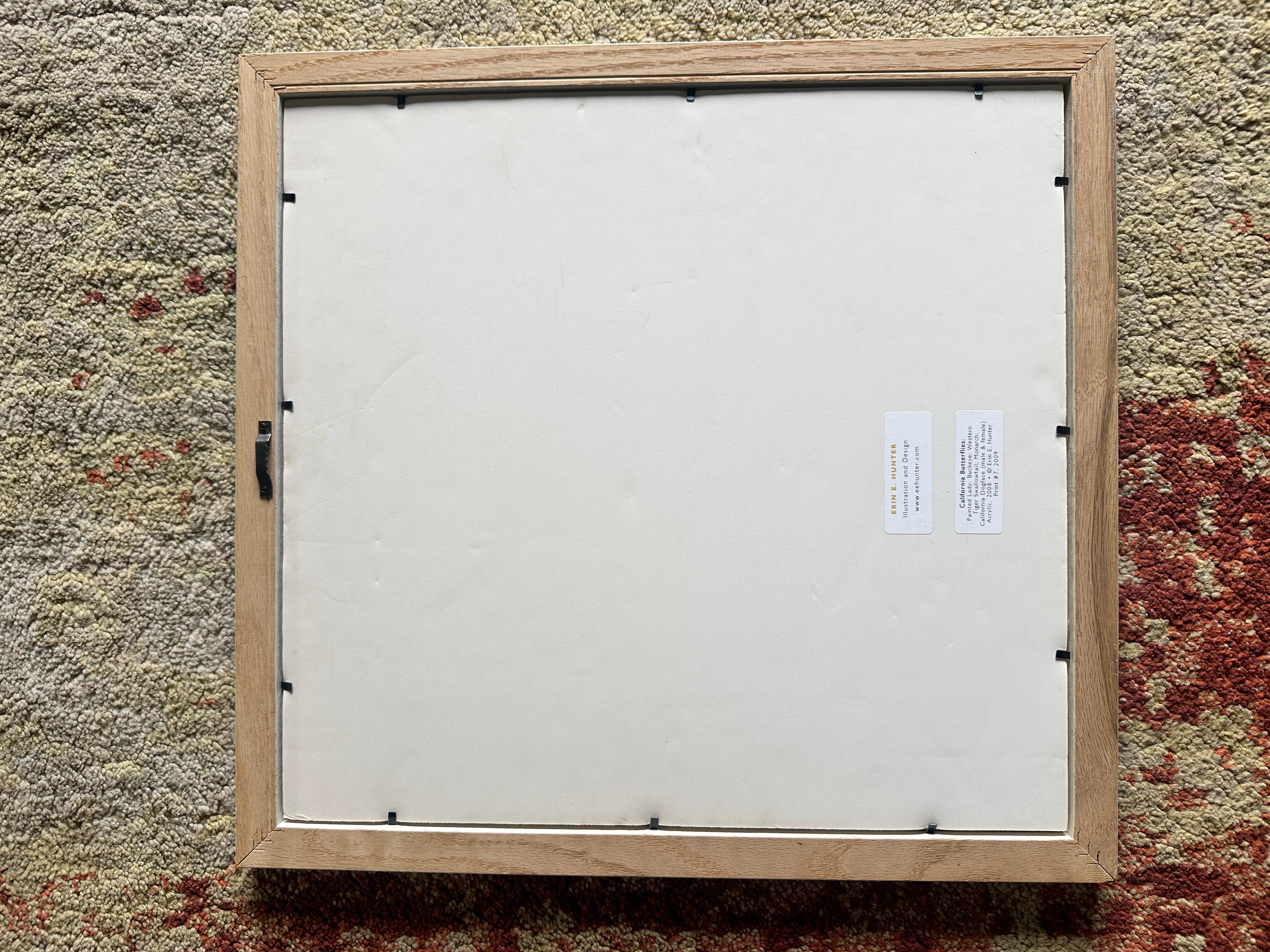 Erin Hunter ist eine Illustratorin, deren Arbeiten in mehreren Büchern etc.etc. zu sehen sind.
Dieses Stück ist wunderschön und genau gemalt. 
Original.
Gerahmt in weißem Holz.