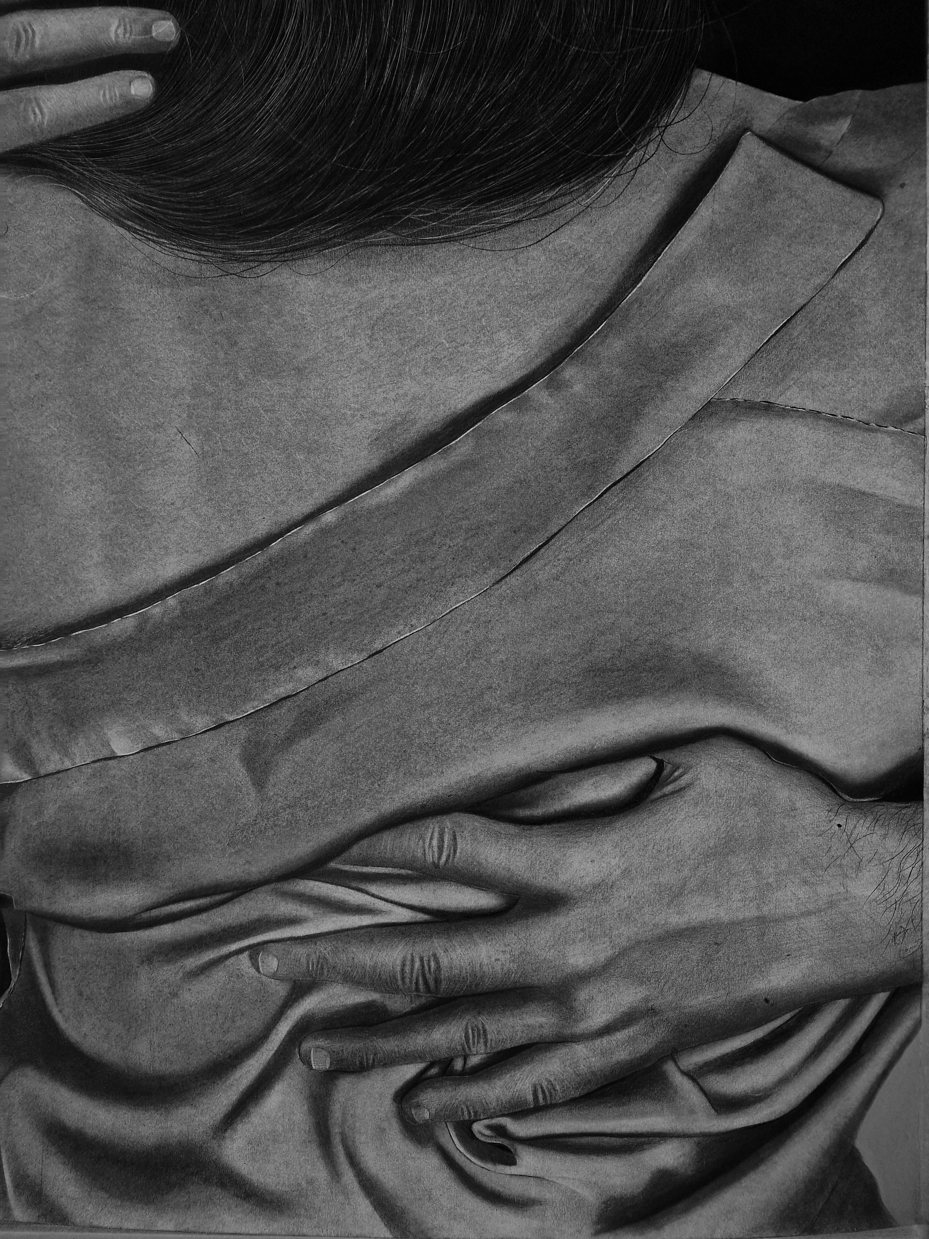 Ce dessin traduit la profondeur tranquille de l'émotion humaine à travers un moment de connexion intime. Une jeune femme, vue de dos, est doucement enlacée par un homme dont la forme se fond doucement dans l'arrière-plan - une métaphore visuelle de