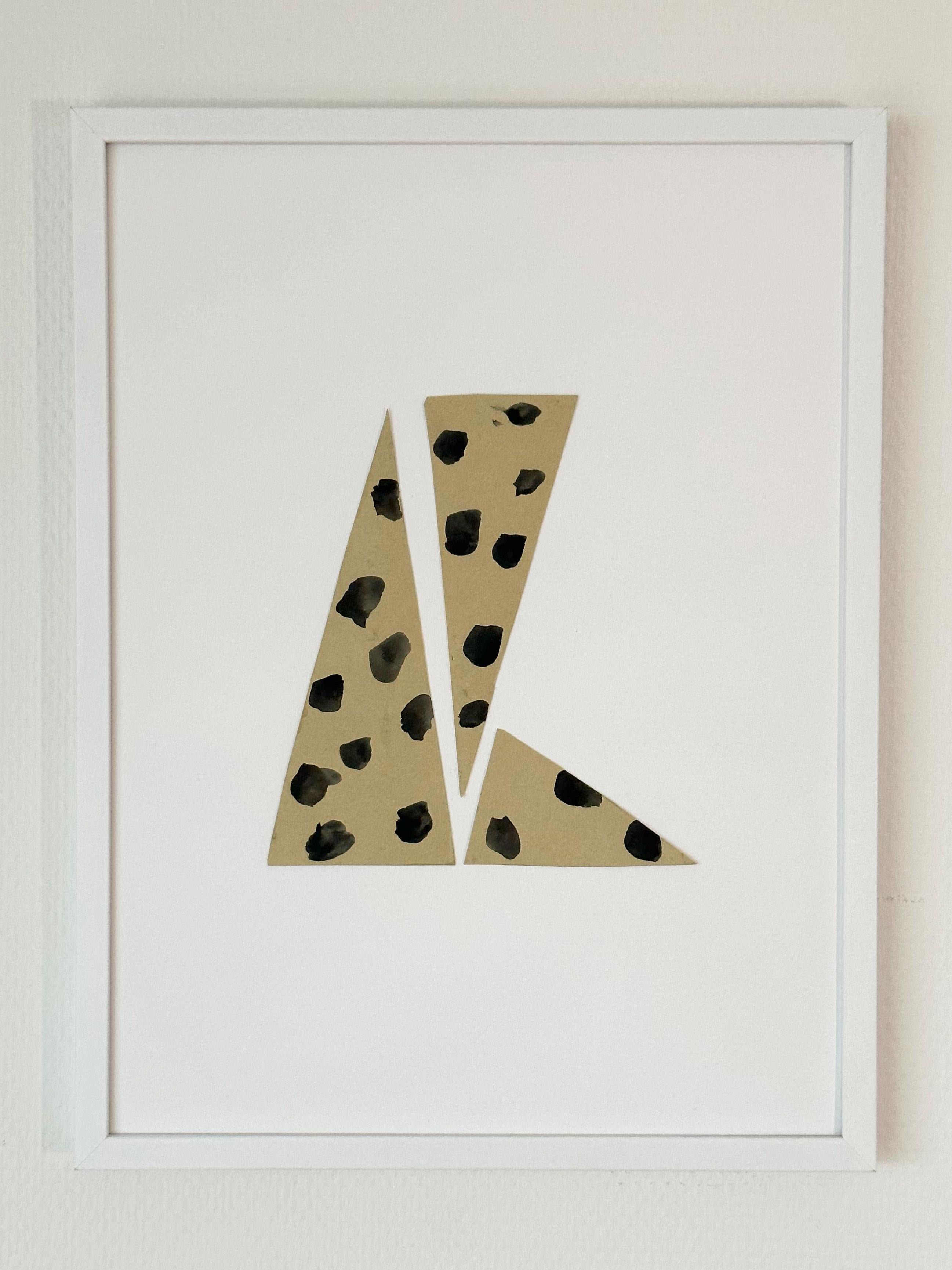„Tallons Three“ Collage, Tupfen, hellbraune Dreiecke, geometrisch, scharf, neutral, weiß (Abstrakt), Art, von Amanda Andersen
