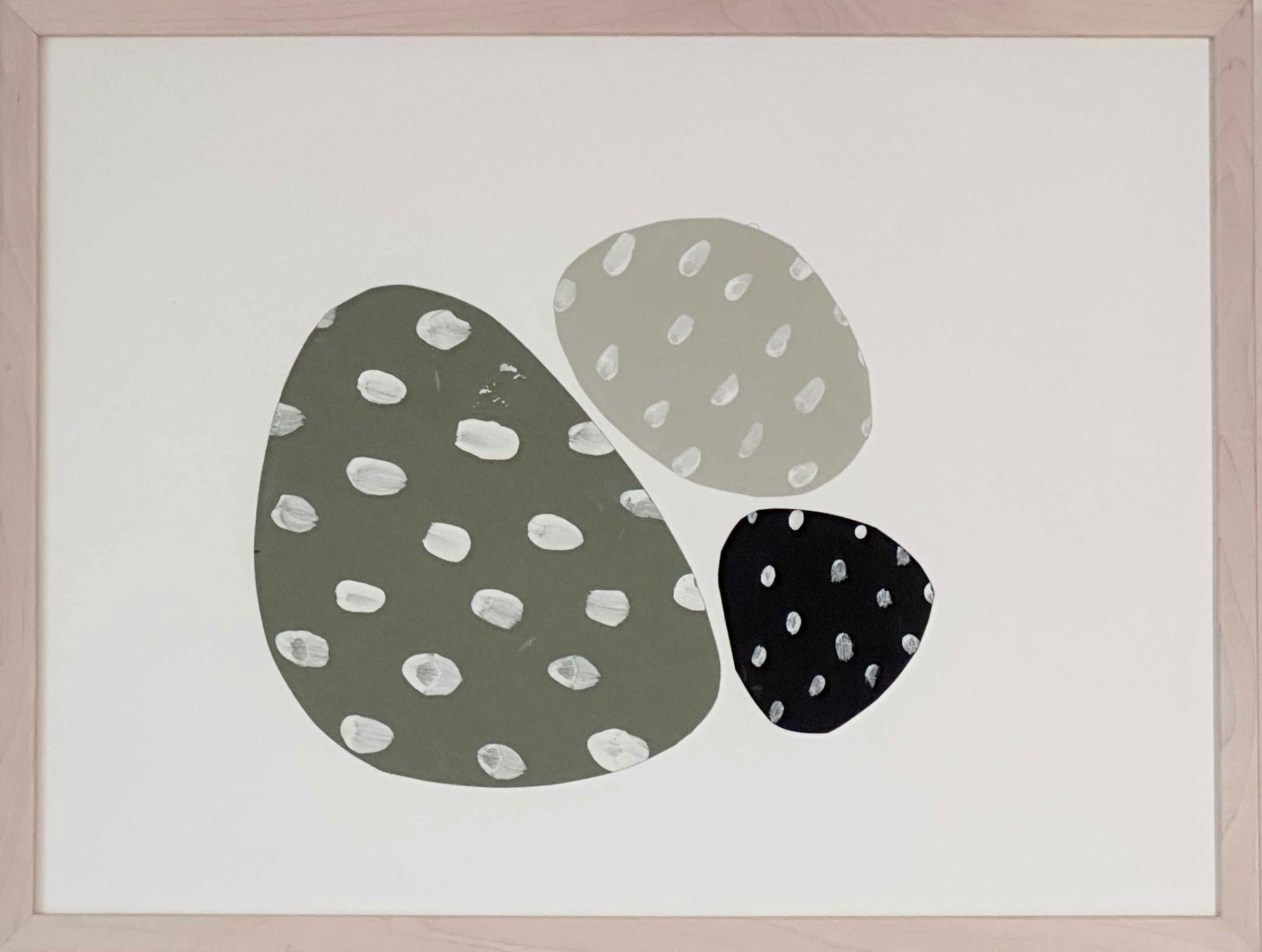 Collage auf Papier Salbeigrün Schwarz Modern Wabi-Sabi Asymmetrie Punkte Organisch Oval – Mixed Media Art von Amanda Andersen