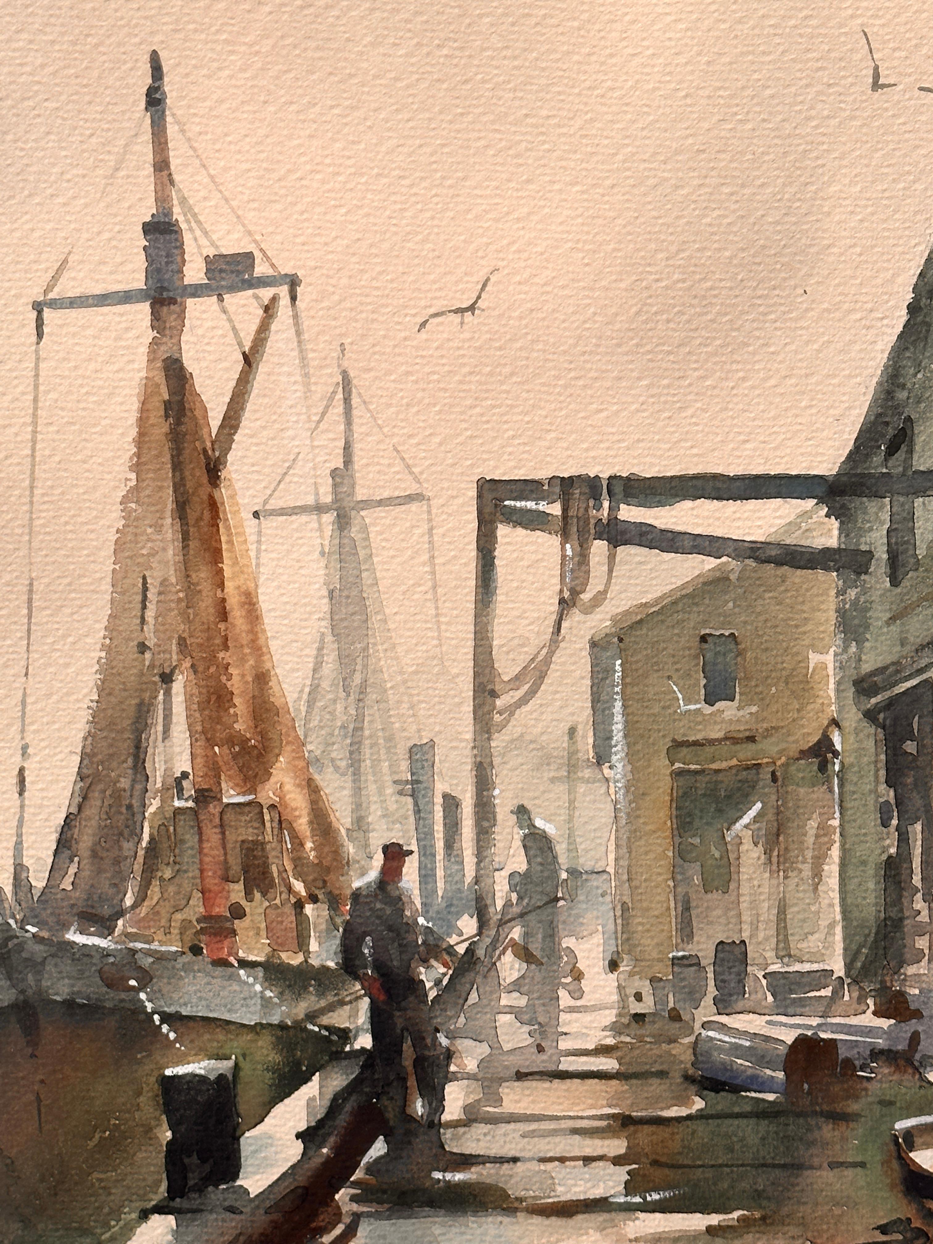 « Cloudy Dock Scene », paire de pêcheurs, bateaux et architecture  - Impressionnisme américain Art par John Cuthbert Hare