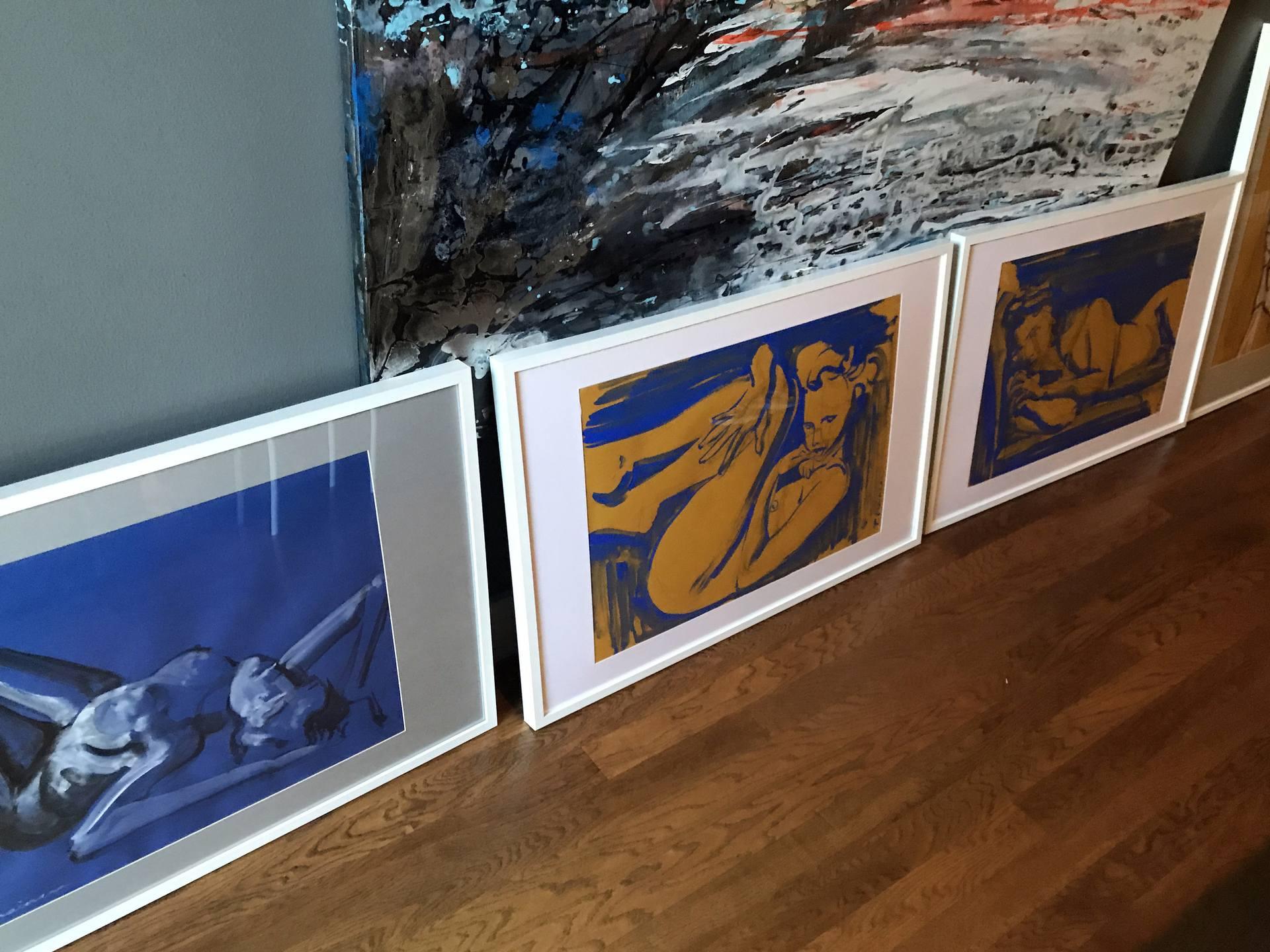 Blauer Akt 2 – Original ultramarinfarbene Tempera auf Papier von Paula Craioveanu im Angebot 1