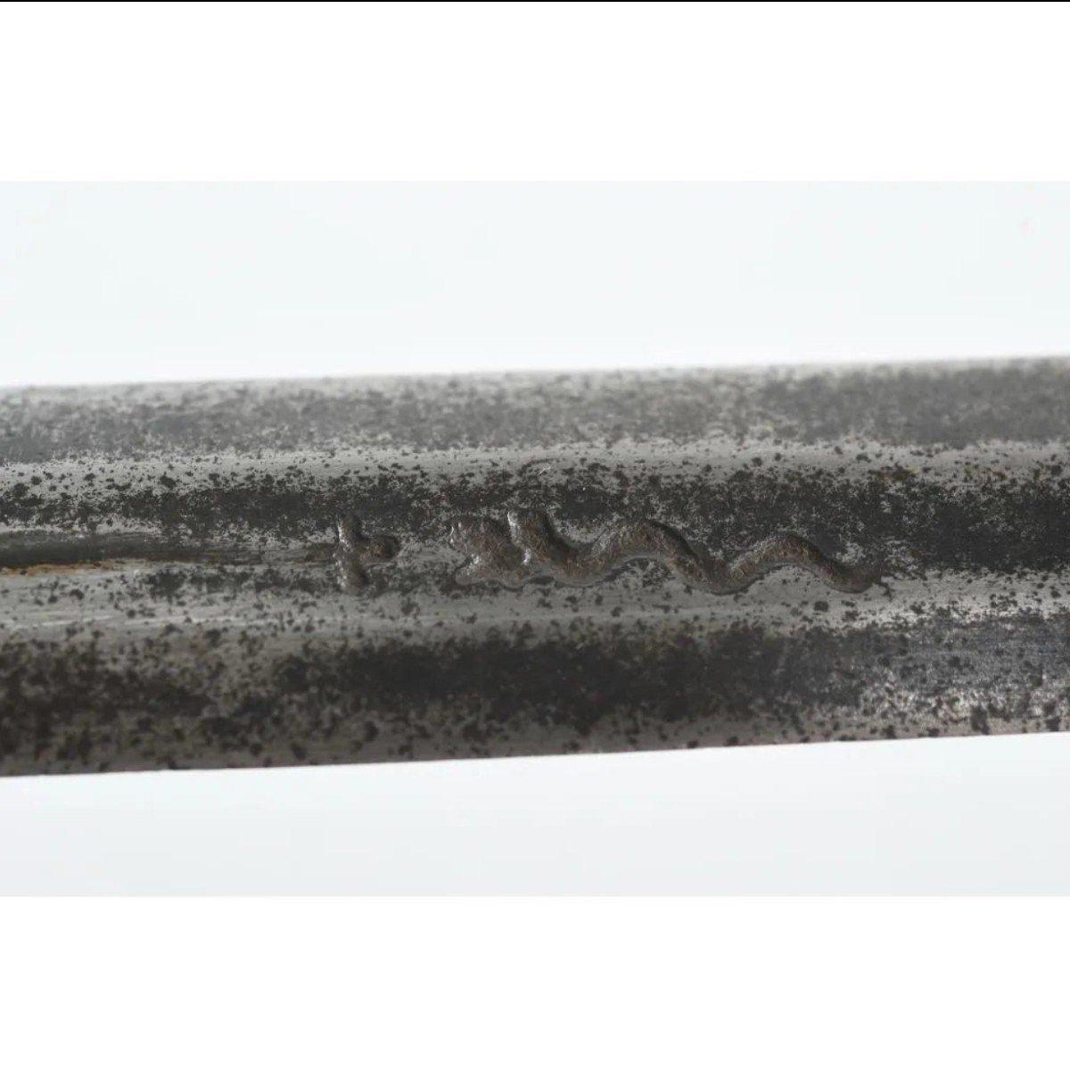 L'épée forte à La Tazza en fer
ÉPÉE FORTE avec TAZZA en fer. (Bon état de conservation). L.110 l.26.
Marque sur la lame du serpent. 
