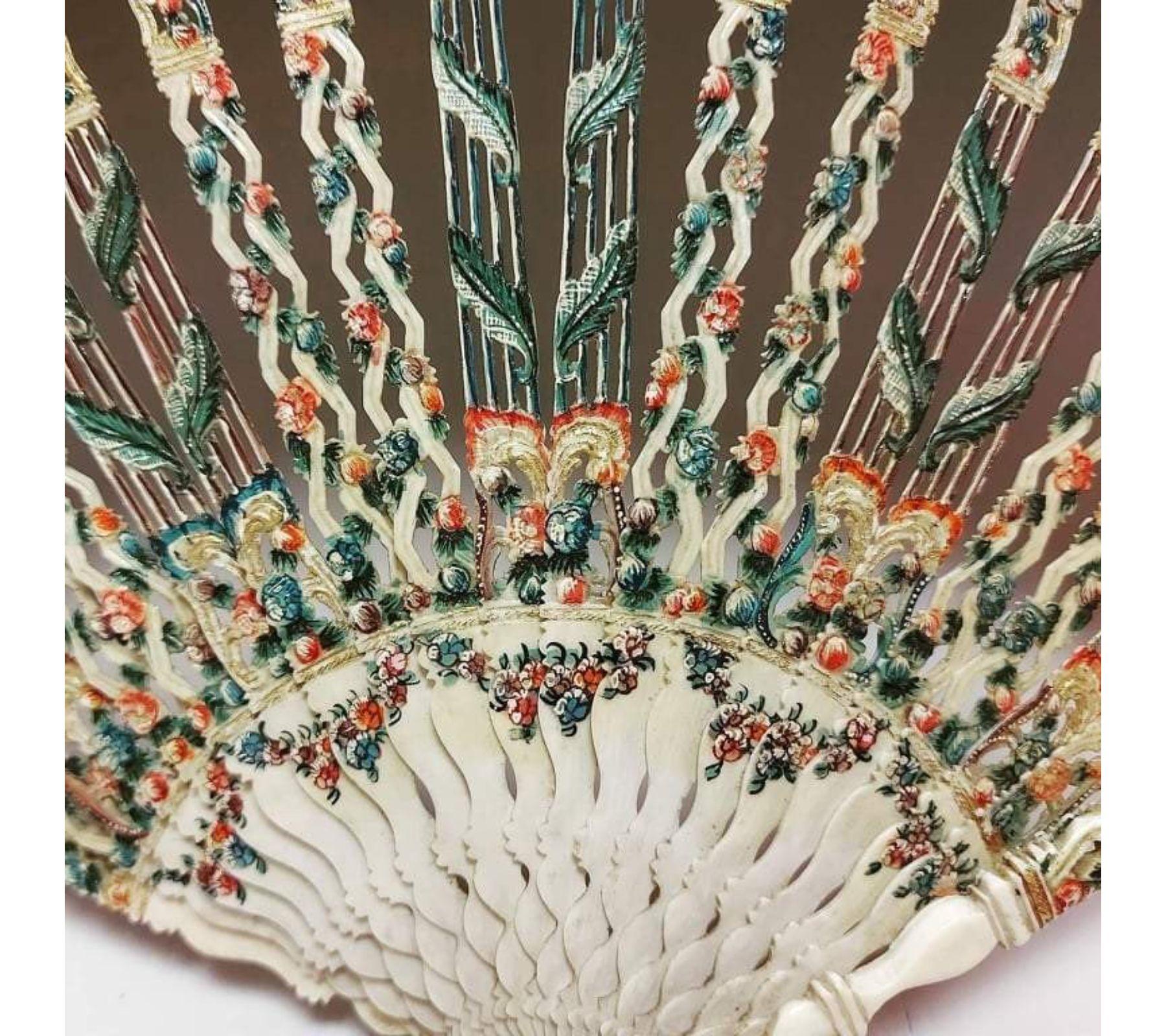 Éventail époque XVIII e. Rare monture en zigzag et décors floraux. Vernis Martin sur ivoire. Feuille peinte en vélin figurant une rare scène de jeu de cerf volante.