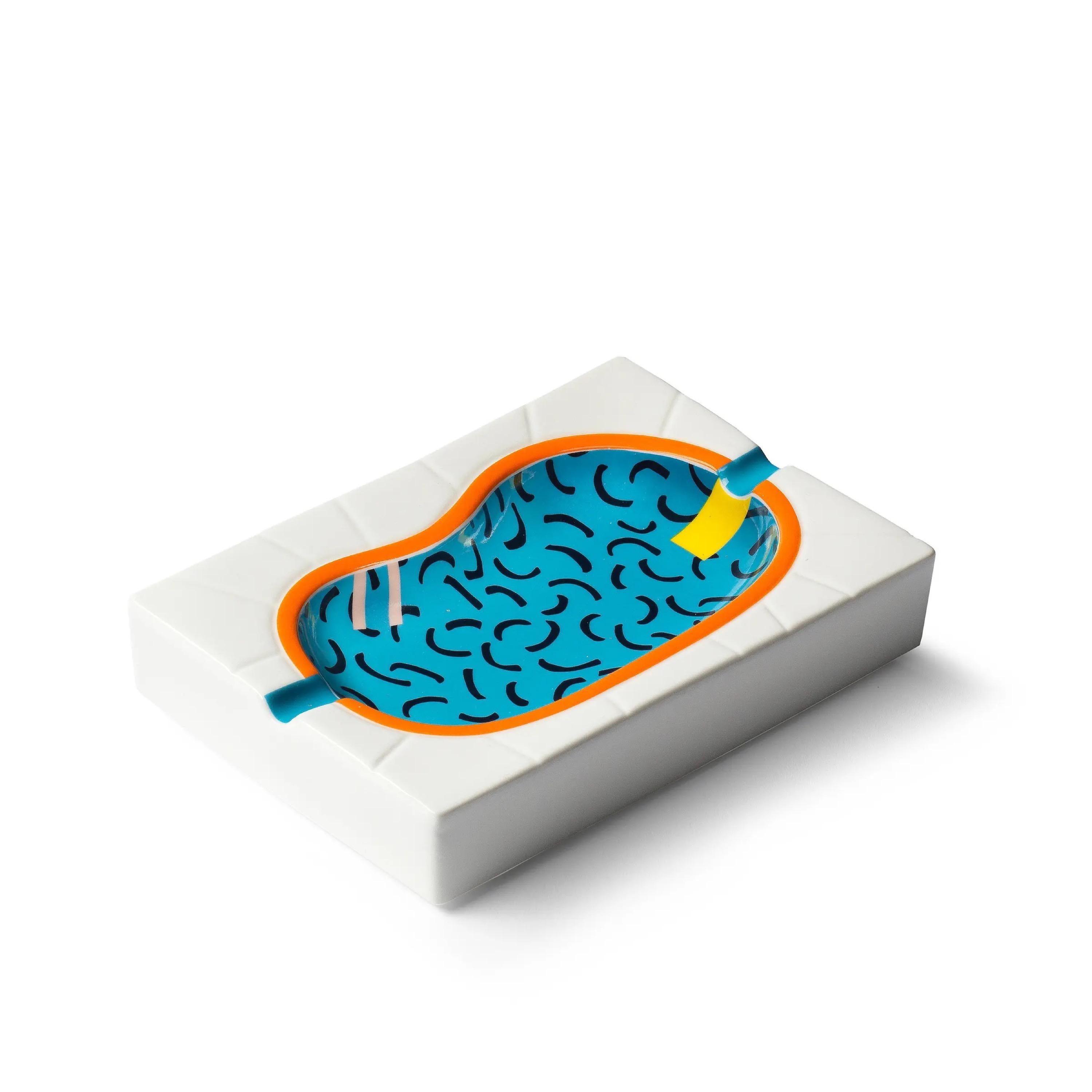 David Hockney, Hockney
s Pool, Hollywood Hills, 2024

Ceramic ashtray 
16.8 x 11.8 x 3 cm (6.61 x 4.64 x 1.18 in)
Edition of 250
Ashtray released for David Hockney x Light Room exhibition BIGGER &amp; CLOSER (NOT SMALLER &amp; FURTHER AWAY) at Aviva