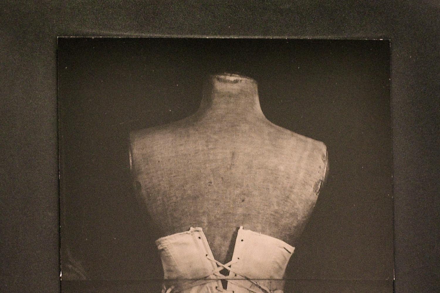 Vintage Stillleben Foto eines weißen antiken Korsett auf schwarz 
