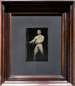 Nathan mit Seil (Figuratives Blechfoto eines männlichen Akts in Vintage-Rahmen)