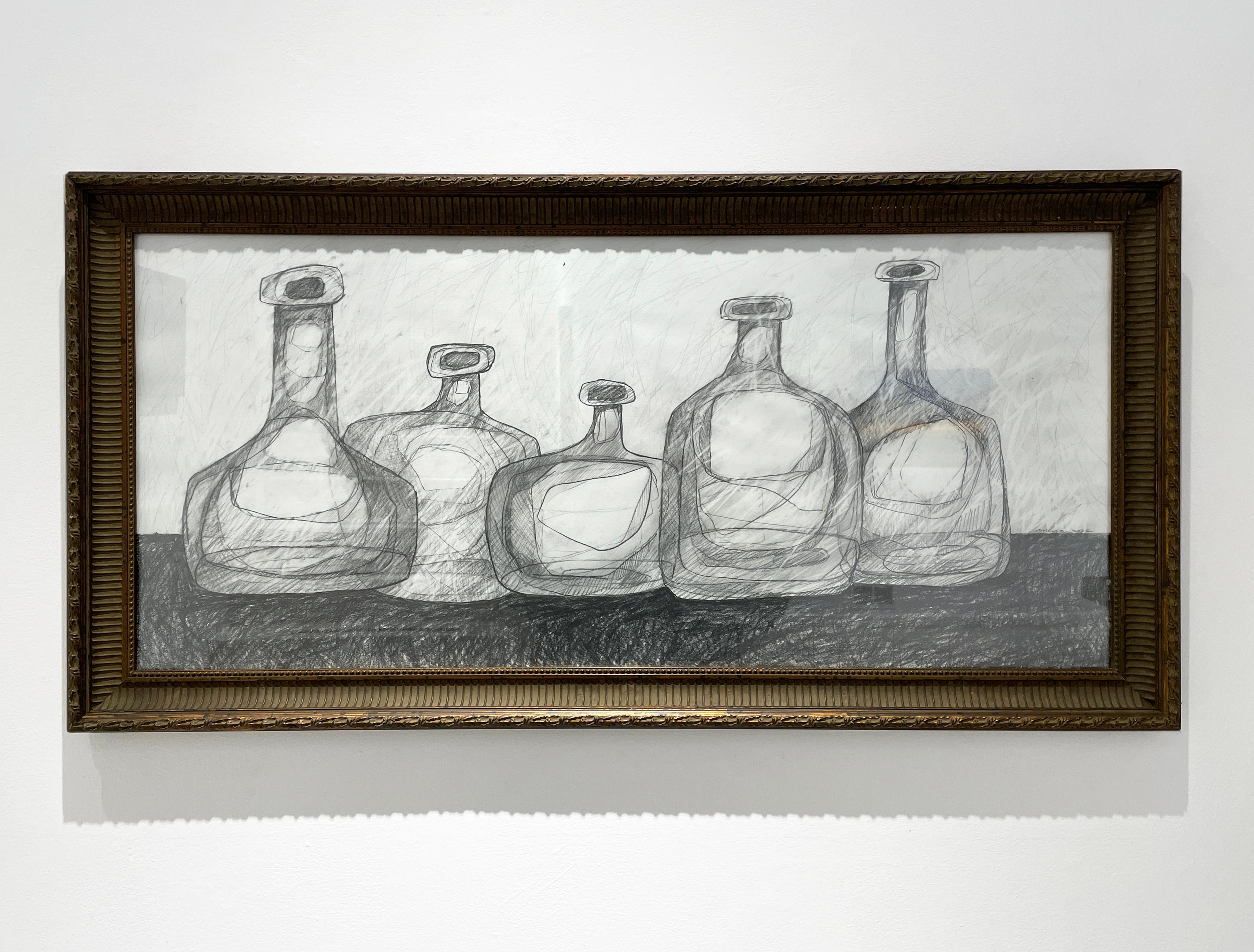 Fünf Morandi-Flaschen (Abstrakte Schwarz-Weiß-Stillleben-Zeichnung in Graphit) – Art von David Dew Bruner
