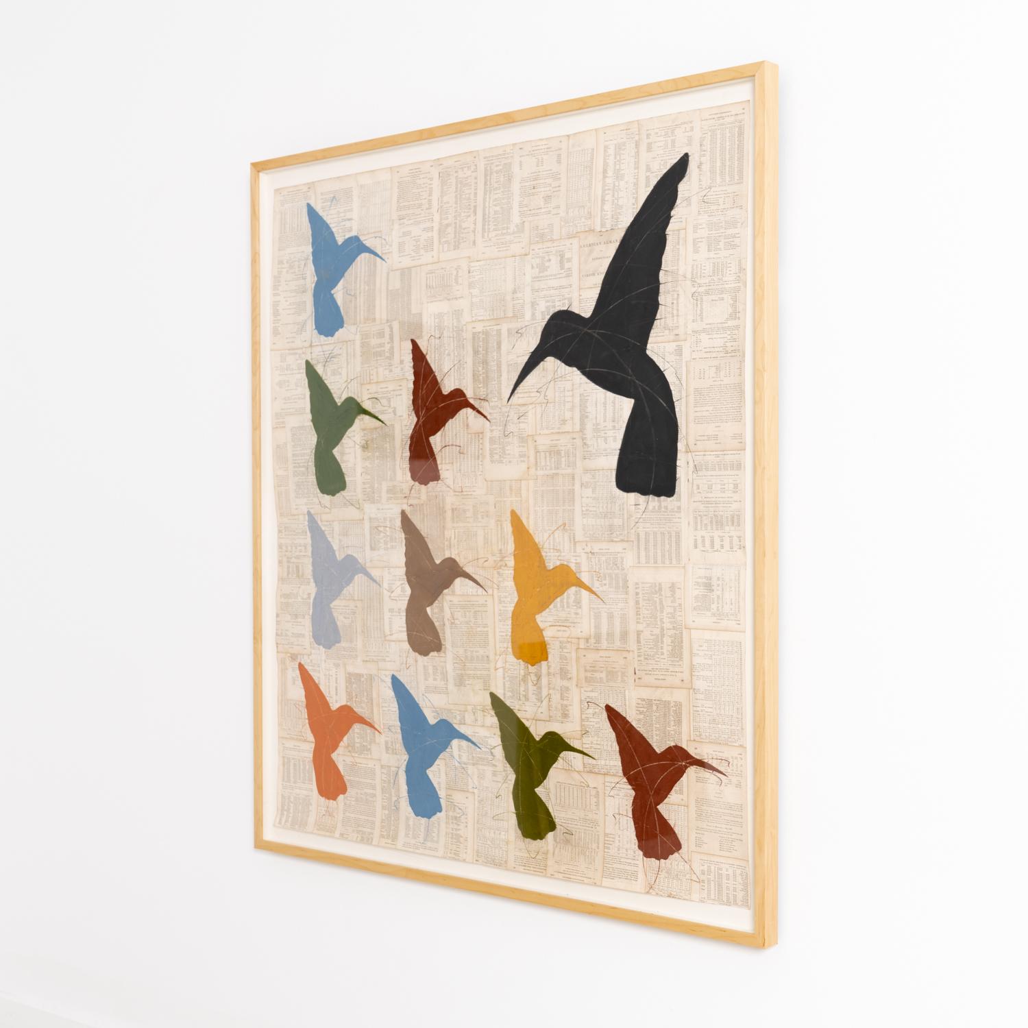 Une organisation des oiseaux : dessin figuratif d'oiseaux colorés sur papier ancien - Moderne Art par Louise Laplante