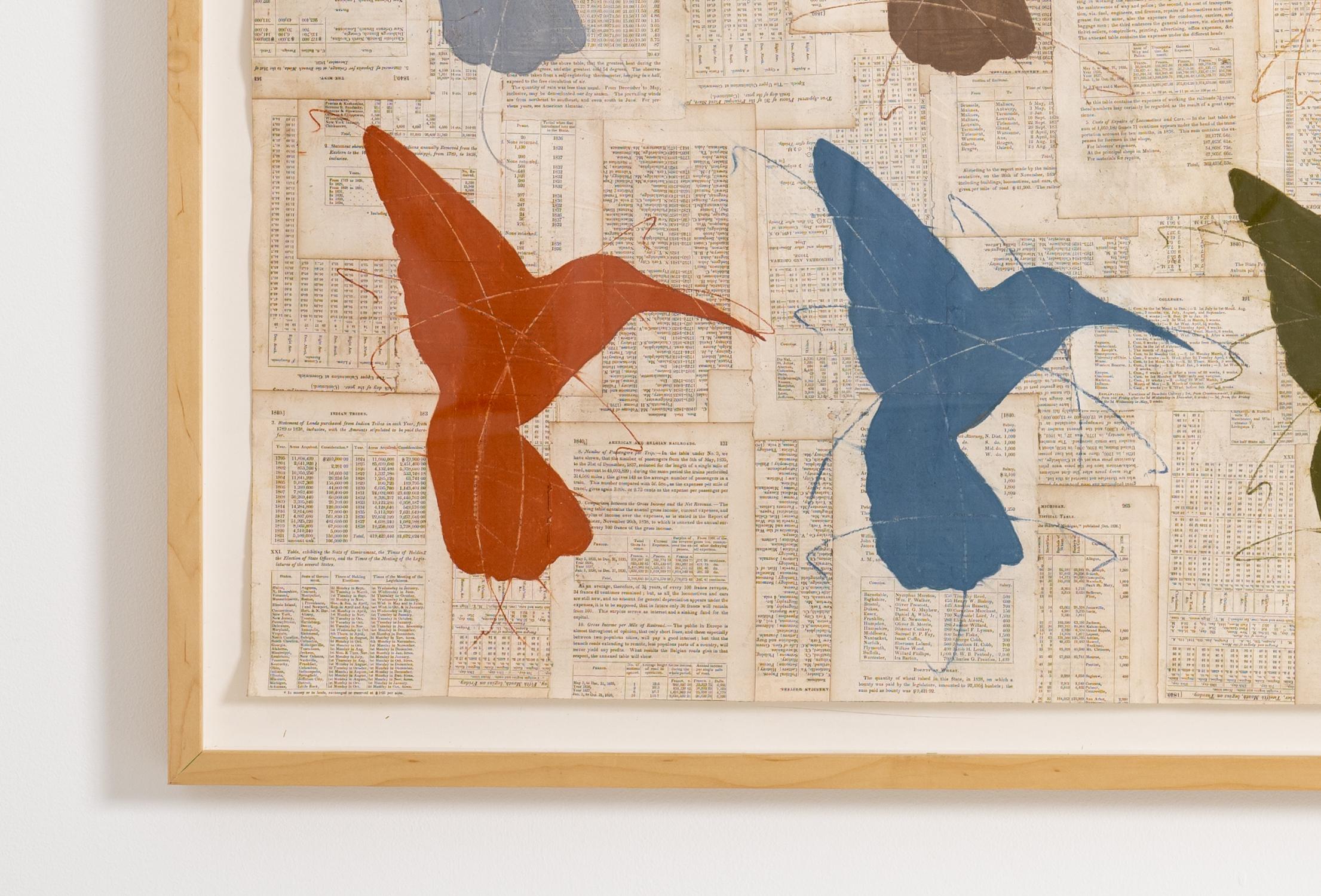 Une organisation des oiseaux : dessin figuratif d'oiseaux colorés sur papier ancien - Beige Figurative Art par Louise Laplante
