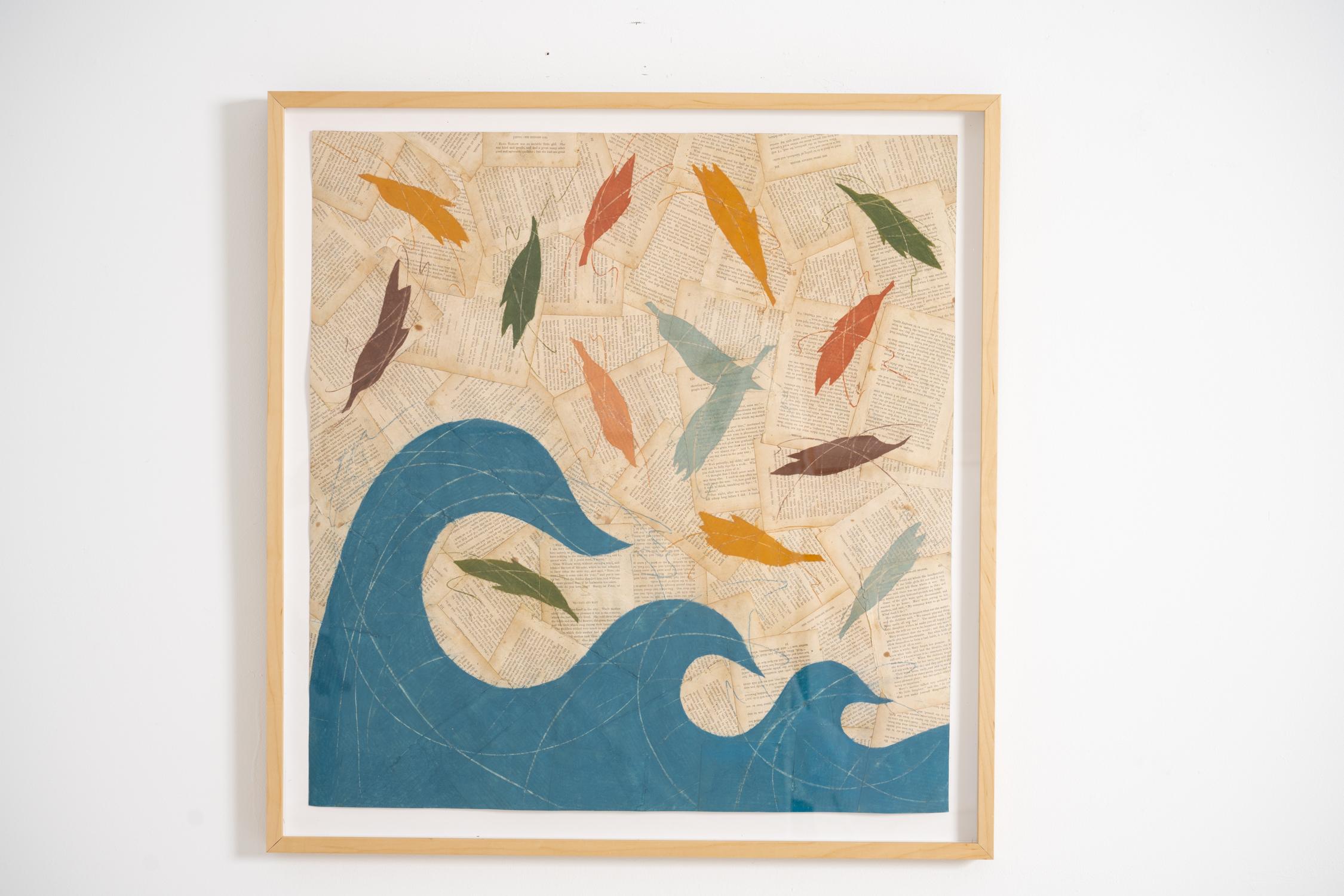 Lettore di terza elementare: Disegno figurativo di piume e onda blu su carta antica - Art di Louise Laplante