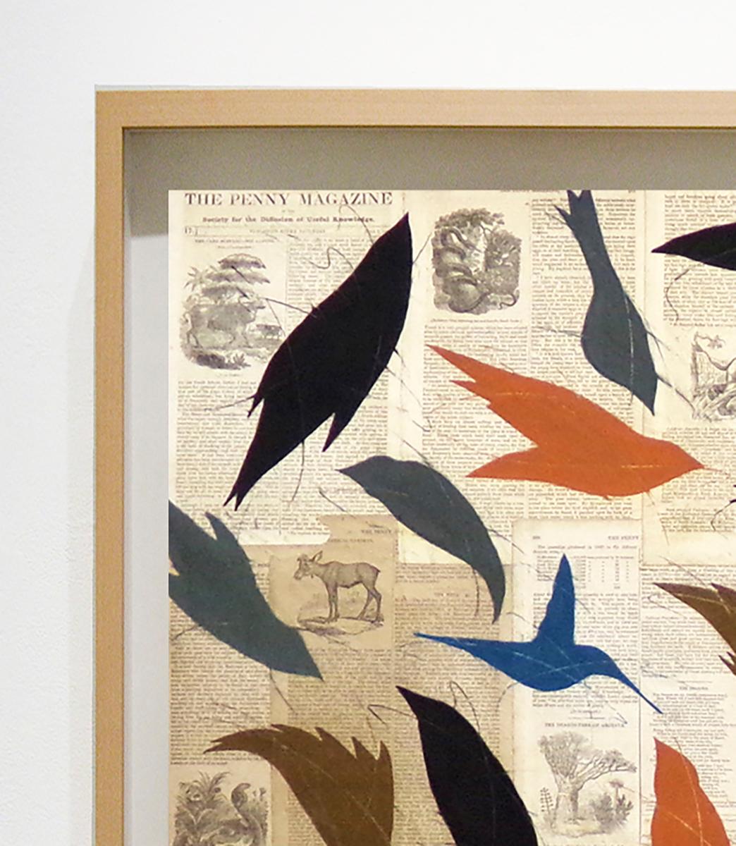 Crowded Sky (Klek und pastellfarbene Vögel auf gestaffelter Papieroberfläche) (Beige), Figurative Art, von Louise Laplante