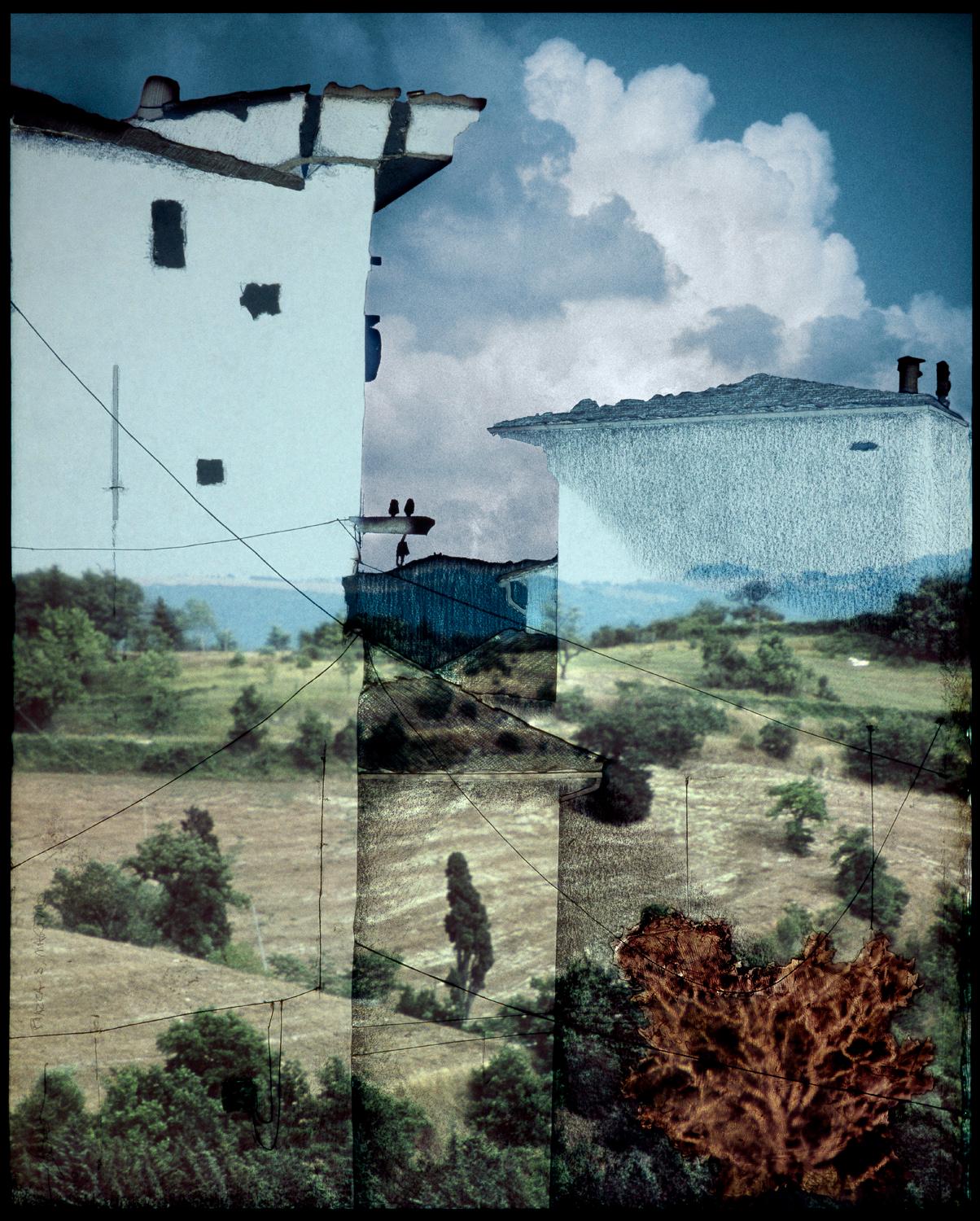 Color Photograph Nancy Goldring - Via dei Solitari : Haytree (Collage photo- Projection encadré de l'Italie du Sud)
