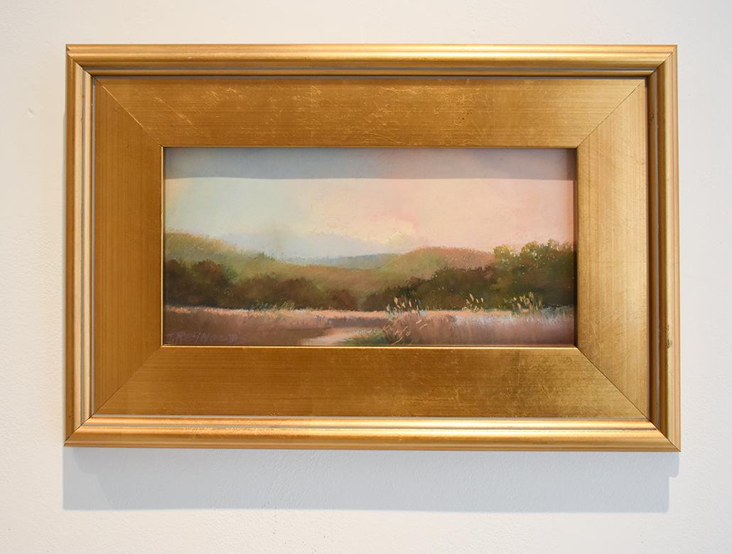 Iona Marsh (En Plein Air Landscape Pastellzeichnung auf Papier in einem Goldrahmen) – Art von Judy Reynolds