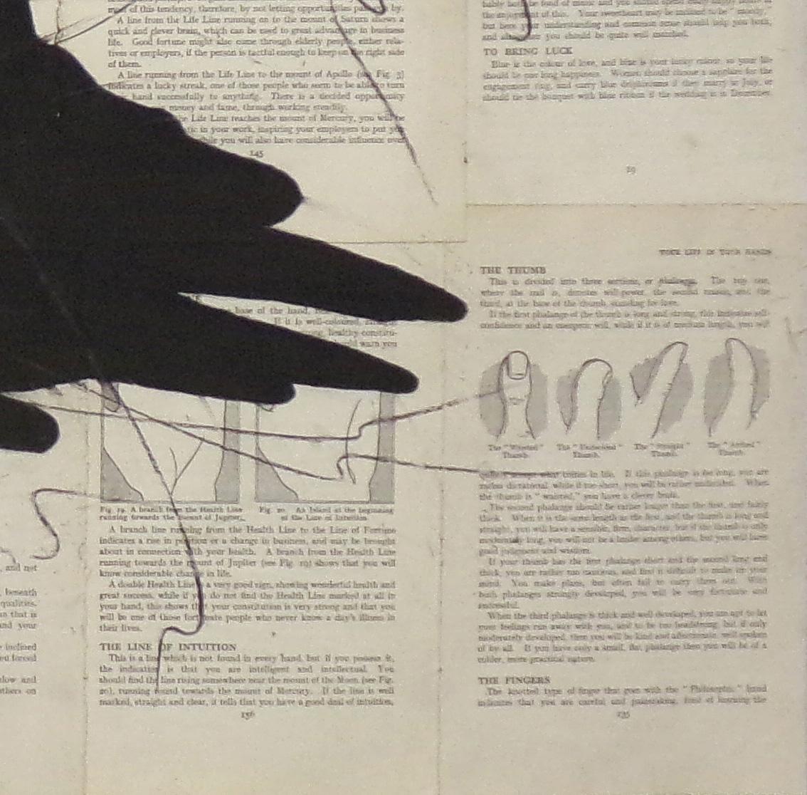 Raven Reads the Lines (Kreidezeichnung eines schwarzen Vogels auf alten Buchseiten) von Louise Laplante
kreide auf alten collagierten Buchseiten.
Kunstwerk misst 25 x 37 Zoll ungerahmt

Diese zeitgenössische, grafische Kreidezeichnung auf