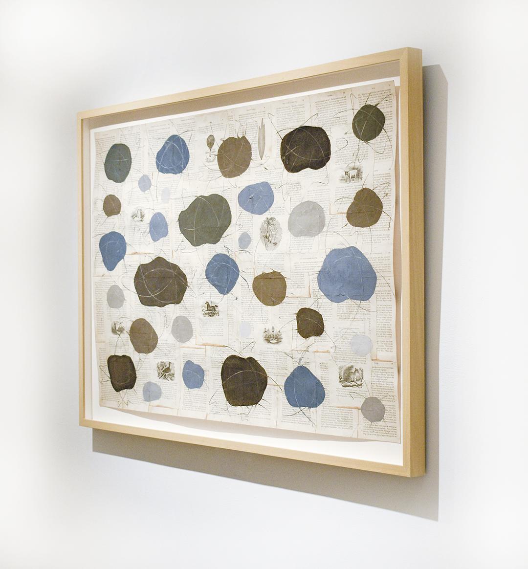 Under Scattered Clouds: Abstrakte Kreidezeichnung blauer Wolken auf Vintage-Papier) im Angebot 3