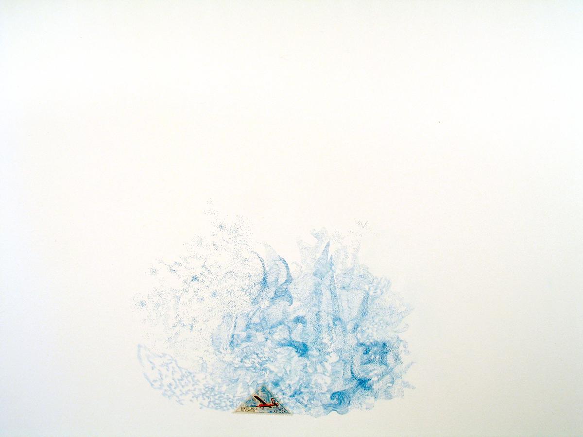 Republique du Congo (geflügelt): Pastellblauer Bleistiftzeichnung und Stempel des Flugzeugs (Grau), Abstract Drawing, von Andrea Moreau
