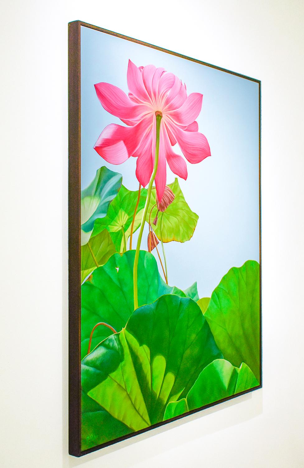Lotus 25: Fotorealistisches Stillleben mit rosa Blume und grünen Blättern auf blauem Grund (Moderne), Painting, von Frank DePietro