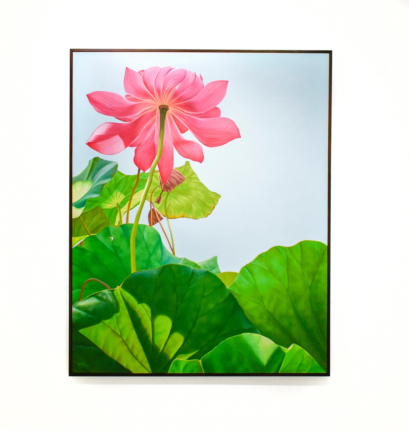Lotus 25: Fotorealistisches Stillleben mit rosa Blume und grünen Blättern auf blauem Grund – Painting von Frank DePietro