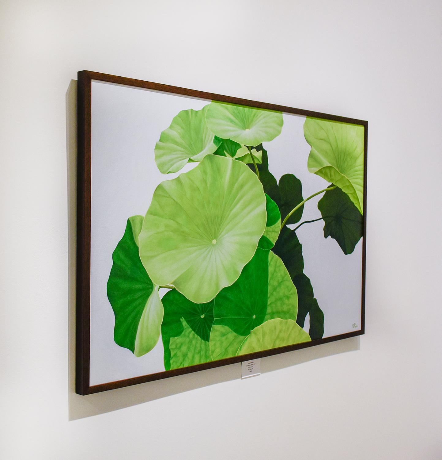 Loto Número Quince: Bodegón fotorrealista de hojas verdes - Painting Moderno de Frank DePietro