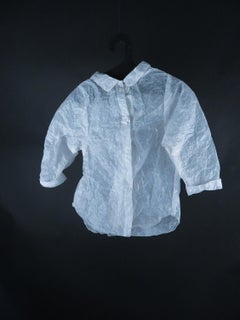 Camisa de niño (Escultura figurativa en papel cristal blanco de prenda de vestir)