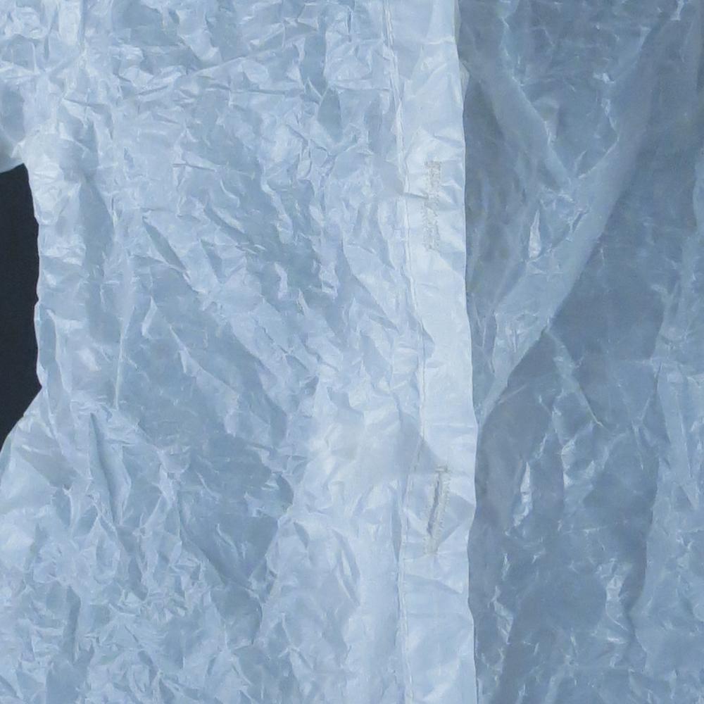 Camisa de niño (Escultura figurativa en papel cristal blanco de prenda de vestir) - Sculpture Contemporáneo de Kate Hamilton