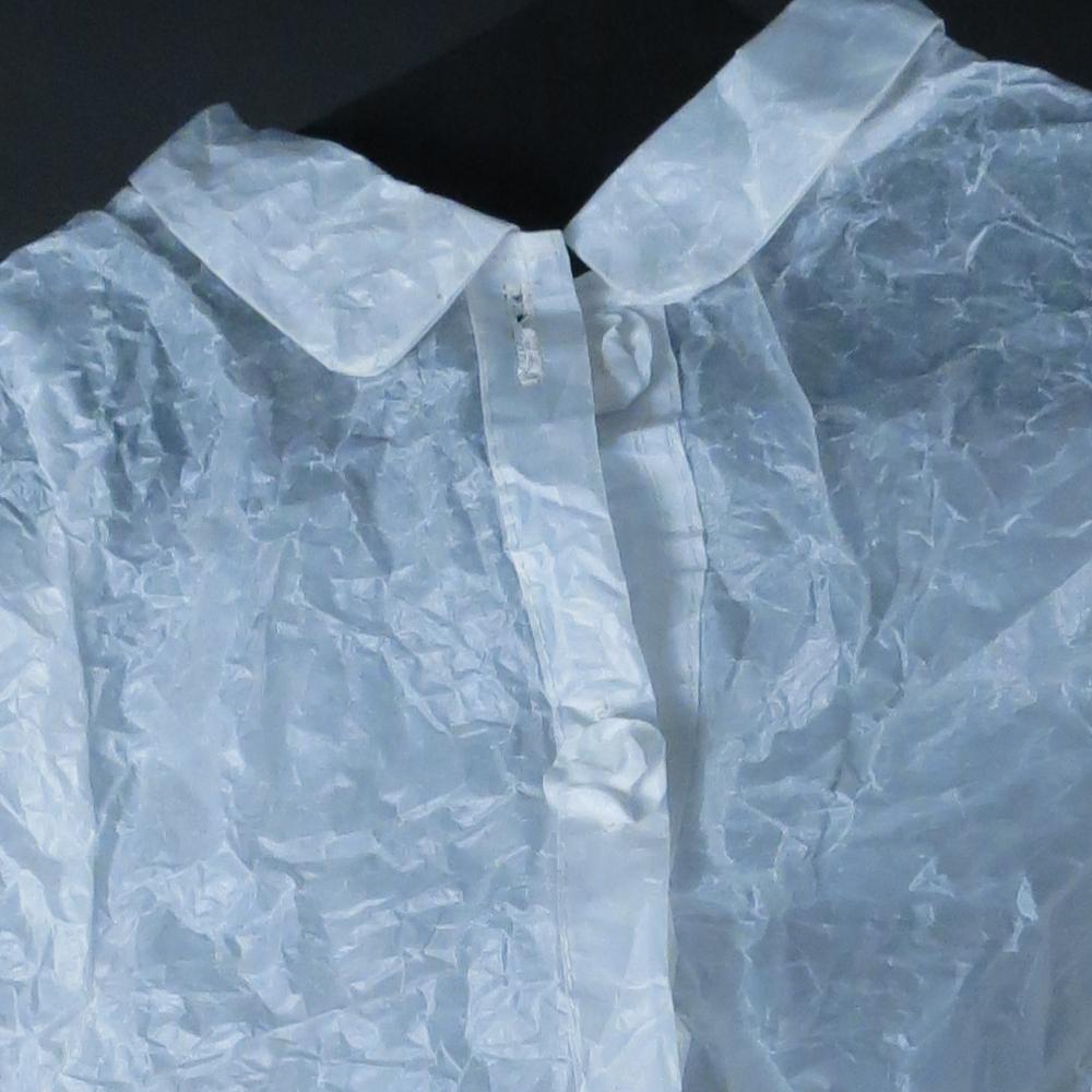 Camisa de niño (Escultura figurativa en papel cristal blanco de prenda de vestir) - Figurative Sculpture Negro de Kate Hamilton