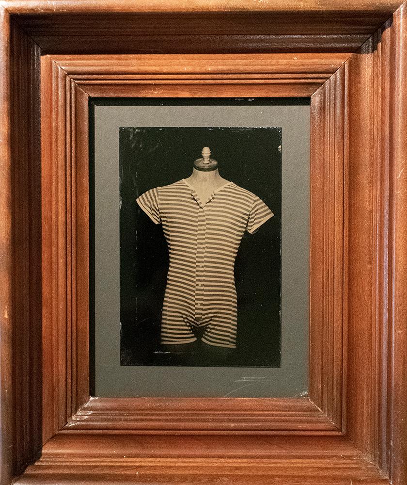 Stripes (Photographie de type « Tin Type » de maillots de bain vintage pour hommes, cadre vintage) - Noir Figurative Photograph par David Sokosh
