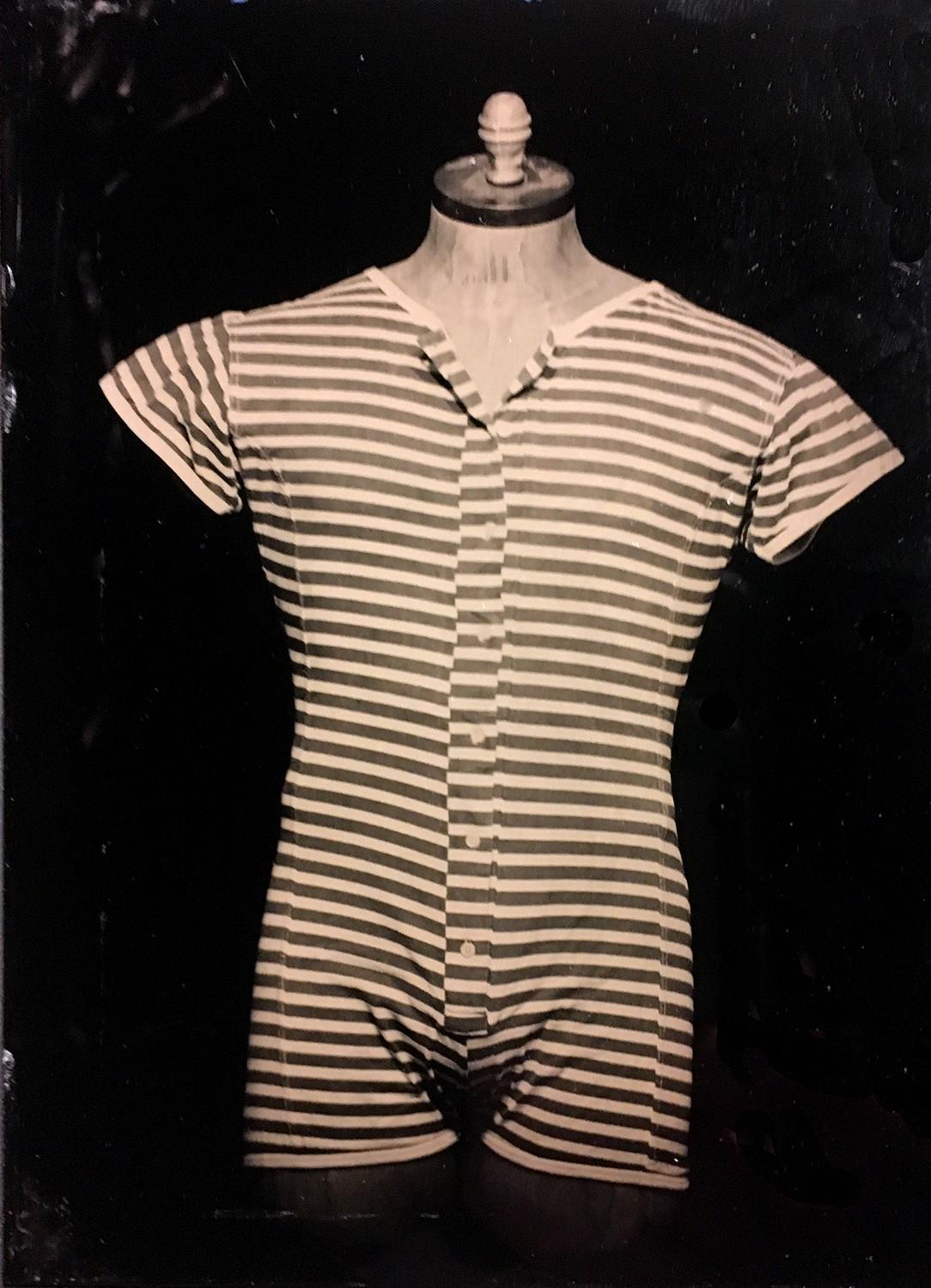 Figurative Photograph David Sokosh - Stripes (Photographie de type « Tin Type » de maillots de bain vintage pour hommes, cadre vintage)