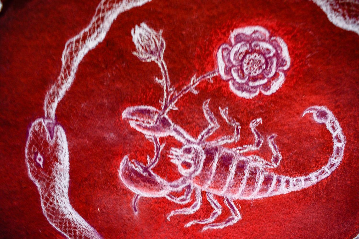 Scorpio Augury: Runde Astrologische Zeichnung auf handgefertigtem Papier von Kahn & Selesnick – Painting von Nicholas Kahn & Richard Selesnick
