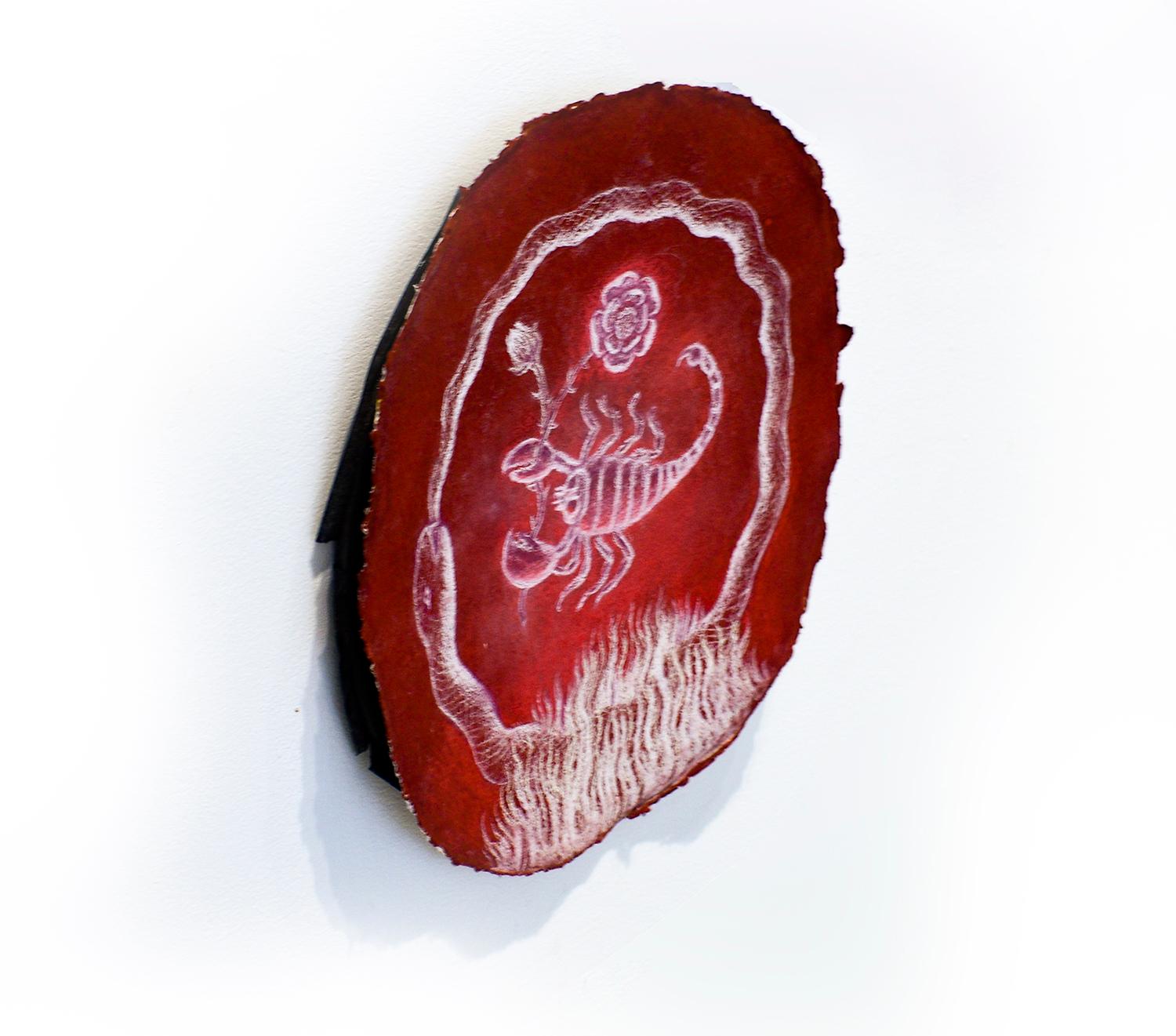 Augurio dello Scorpione: Disegno astrologico rotondo su carta fatta a mano di Kahn & Selesnick - Animal Painting Rosso di Nicholas Kahn & Richard Selesnick