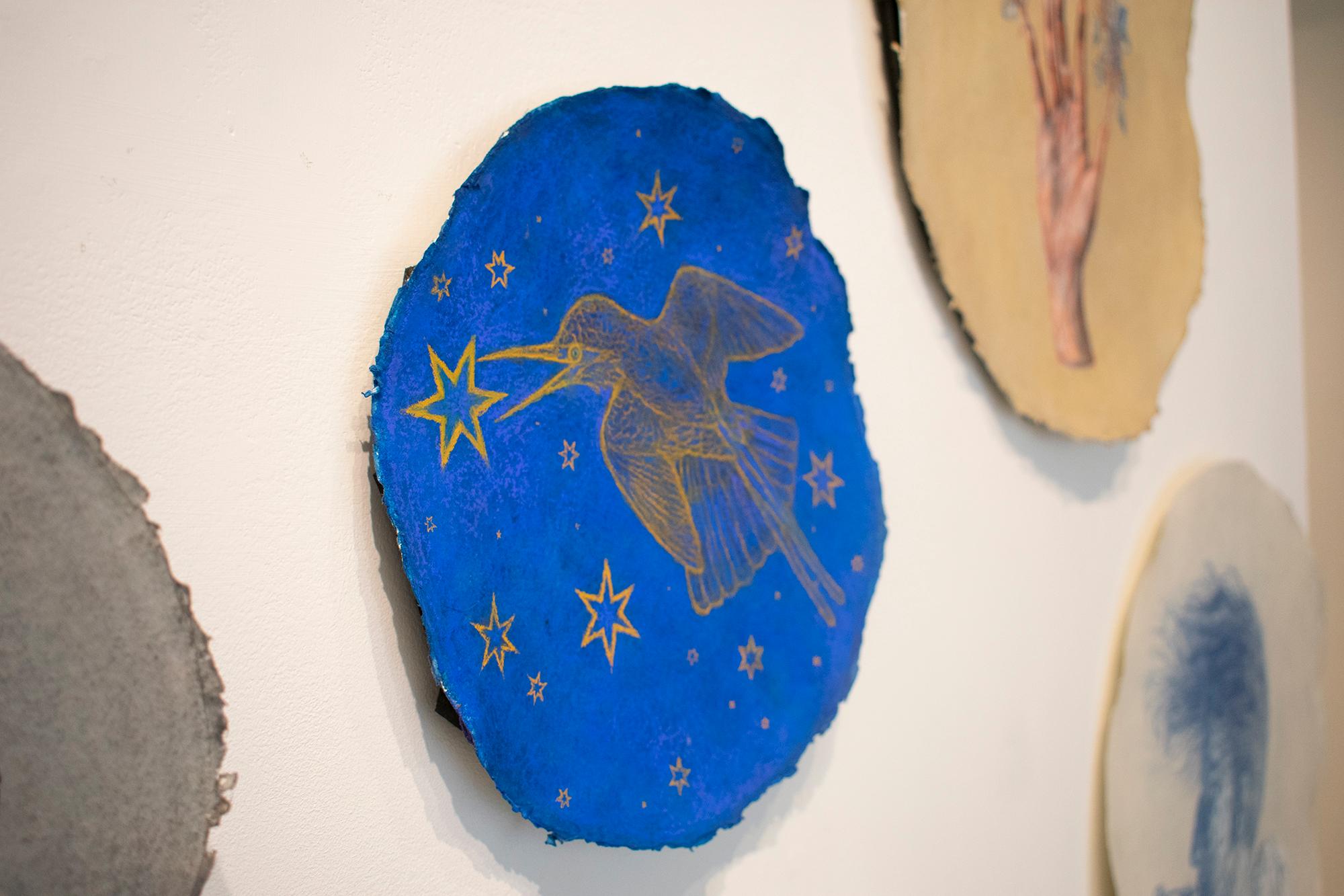 Hummingbird Augury: Kobaltblaue pastellfarbene Zeichnung auf handgeschöpftem Papier mit goldenen Sternen (Blau), Animal Painting, von Nicholas Kahn & Richard Selesnick