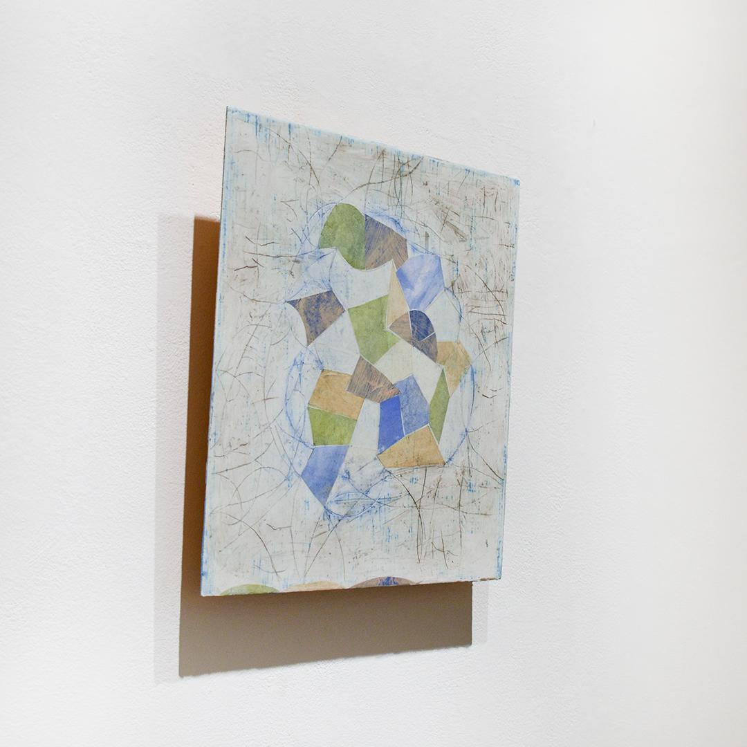 Little Blue (Abstrakte geometrische Mixed Media-Enkaustikarbeit auf Holzplatte) (Grau), Abstract Painting, von Donise English