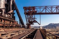 Stahlmühle Außenseite II (Industriefotografie einer verlassenen Fabrik mit blauem Himmel)