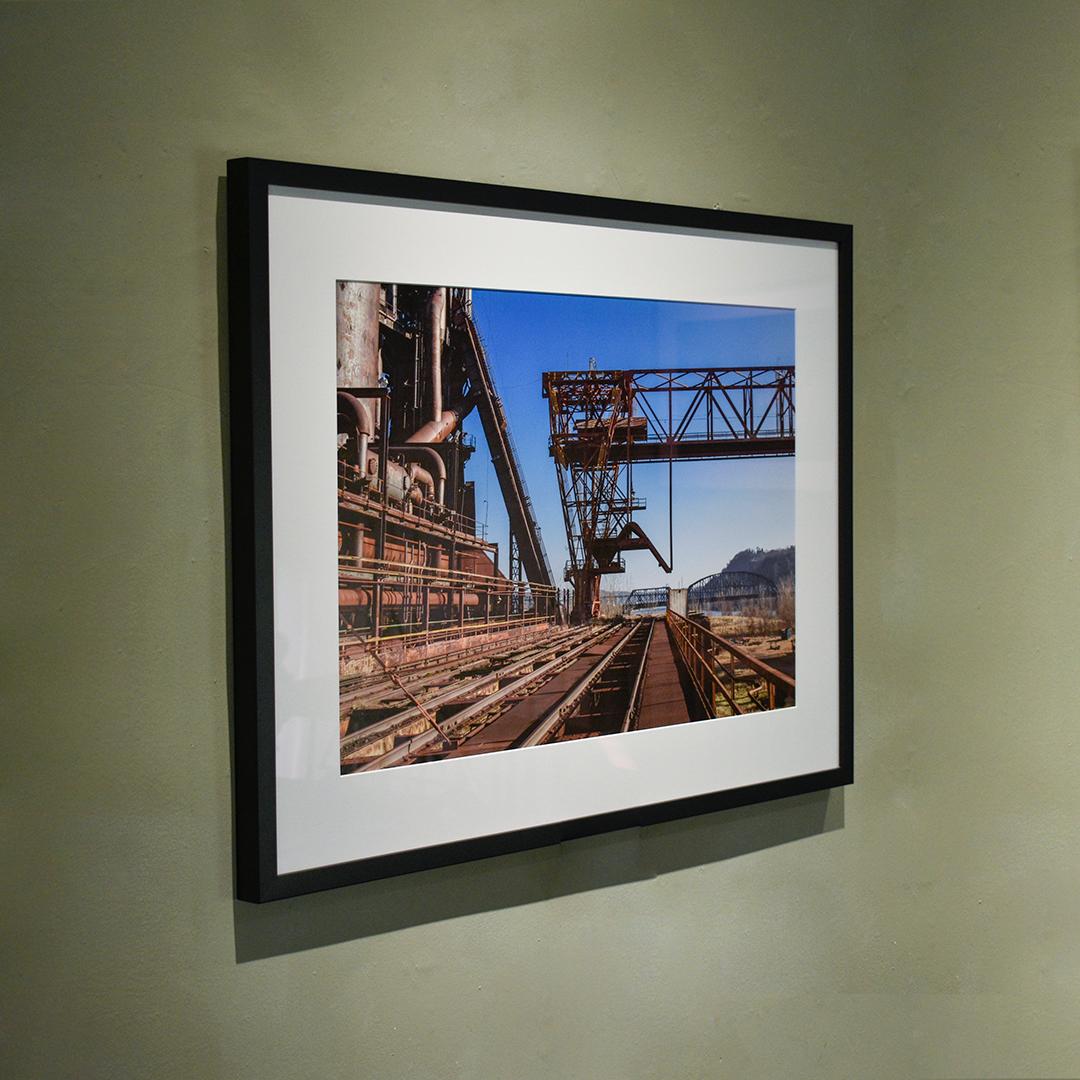 Stahlmühle Außenseite II (Industriefotografie einer verlassenen Fabrik mit blauem Himmel) (Zeitgenössisch), Photograph, von Doug Fidoten