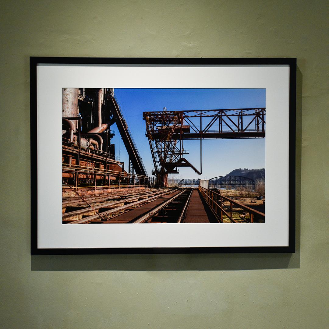 Stahlmühle Außenseite II (Industriefotografie einer verlassenen Fabrik mit blauem Himmel) – Photograph von Doug Fidoten