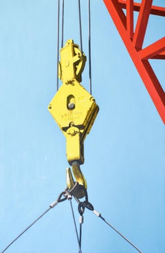 Boatyard Lift (fotorealistisches Ölgemälde eines roten und gelben Kranichs auf Blau)