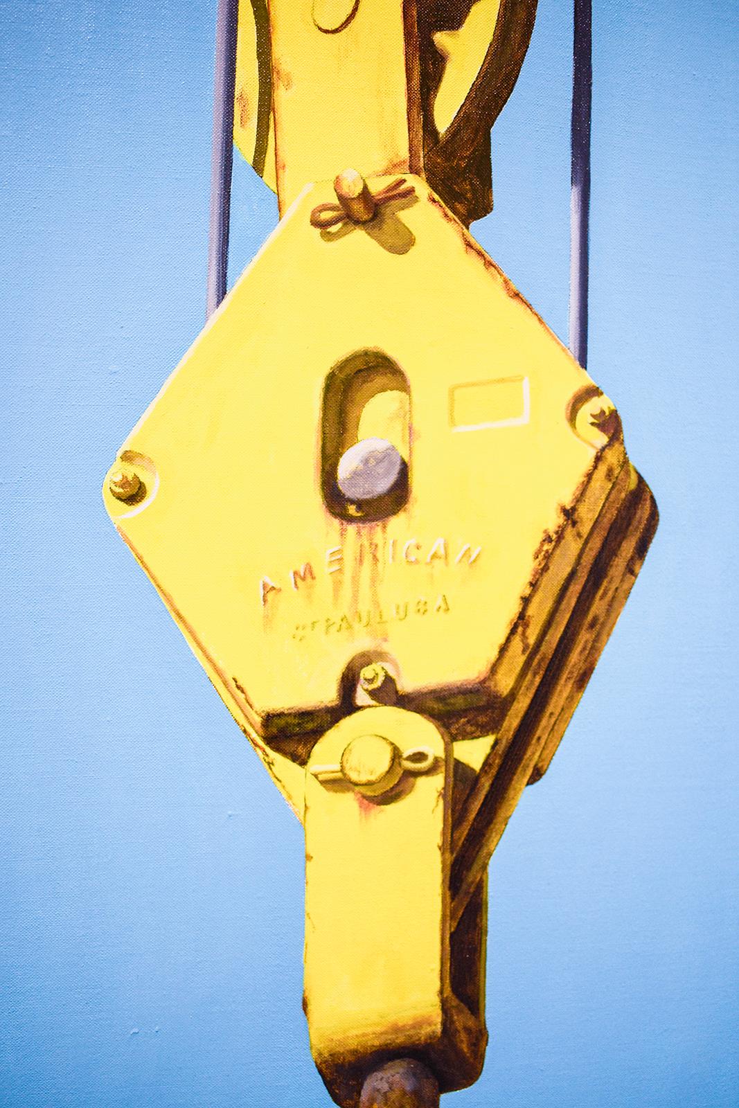Boatyard Lift (peinture à l'huile photoréaliste d'une grue rouge et jaune sur bleu) en vente 1