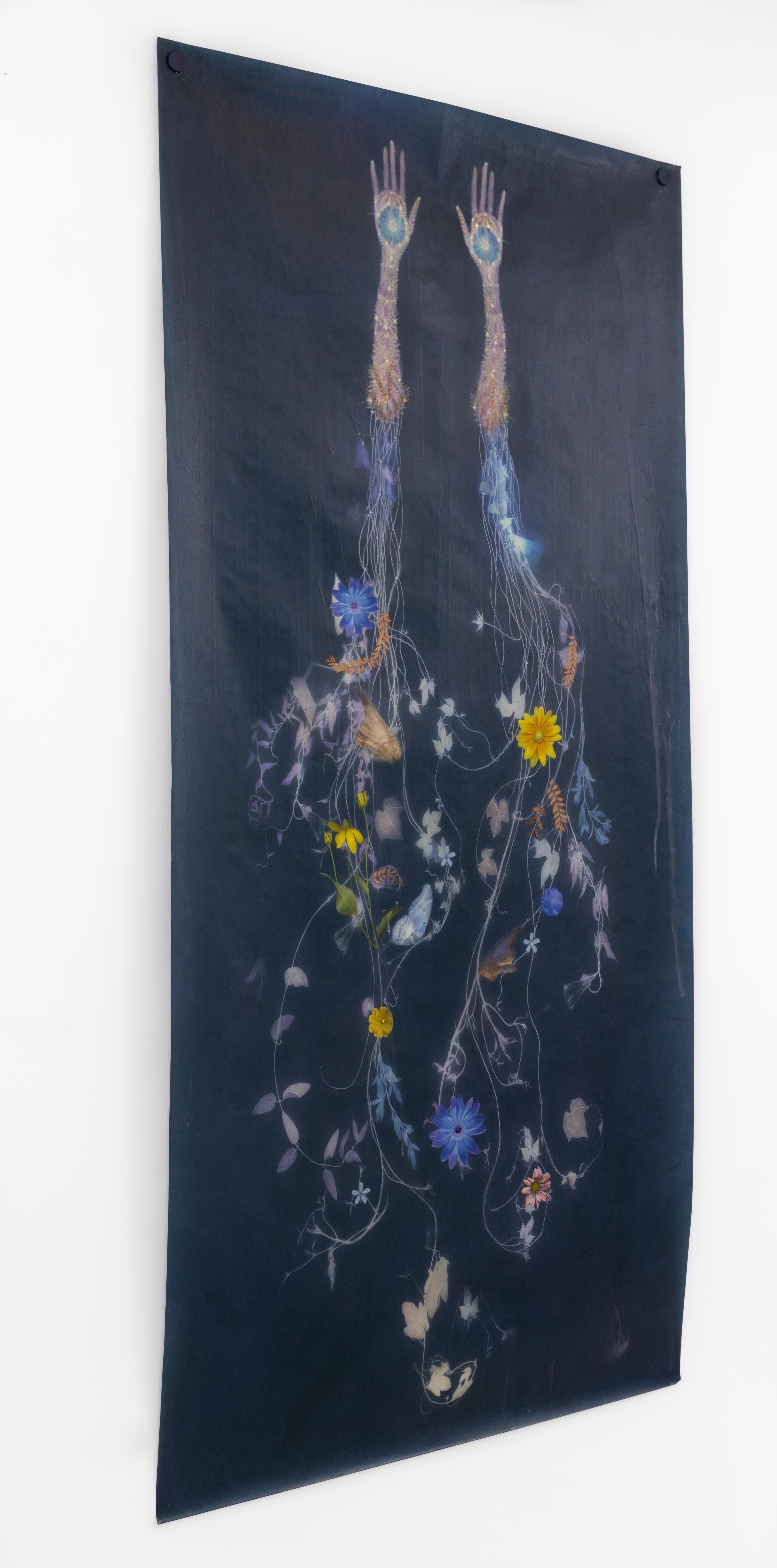 Sisters #4 ( zeitgenössische, vertikale, indigoblaue Tafel mit Händen und botanischen Motiven, gewachst) (Zeitgenössisch), Mixed Media Art, von Valerie Hammond