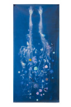 Hermanas nº 2 (Panel índigo vertical contemporáneo de manos y plantas botánicas, encerado)