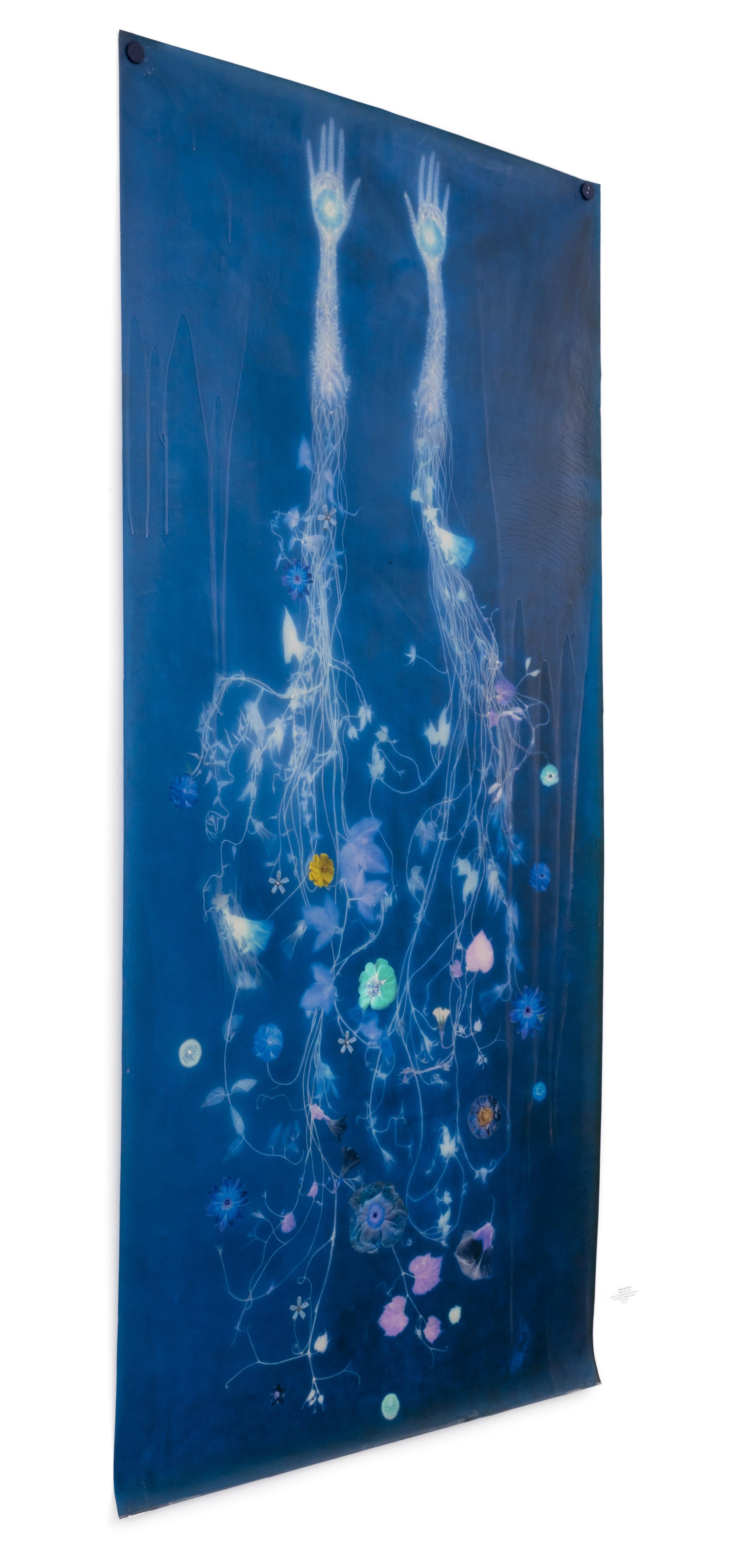 Sisters #2 ( zeitgenössische, vertikale, indigoblaue Tafel mit Händen und Botanicals, gewachst) (Zeitgenössisch), Mixed Media Art, von Valerie Hammond